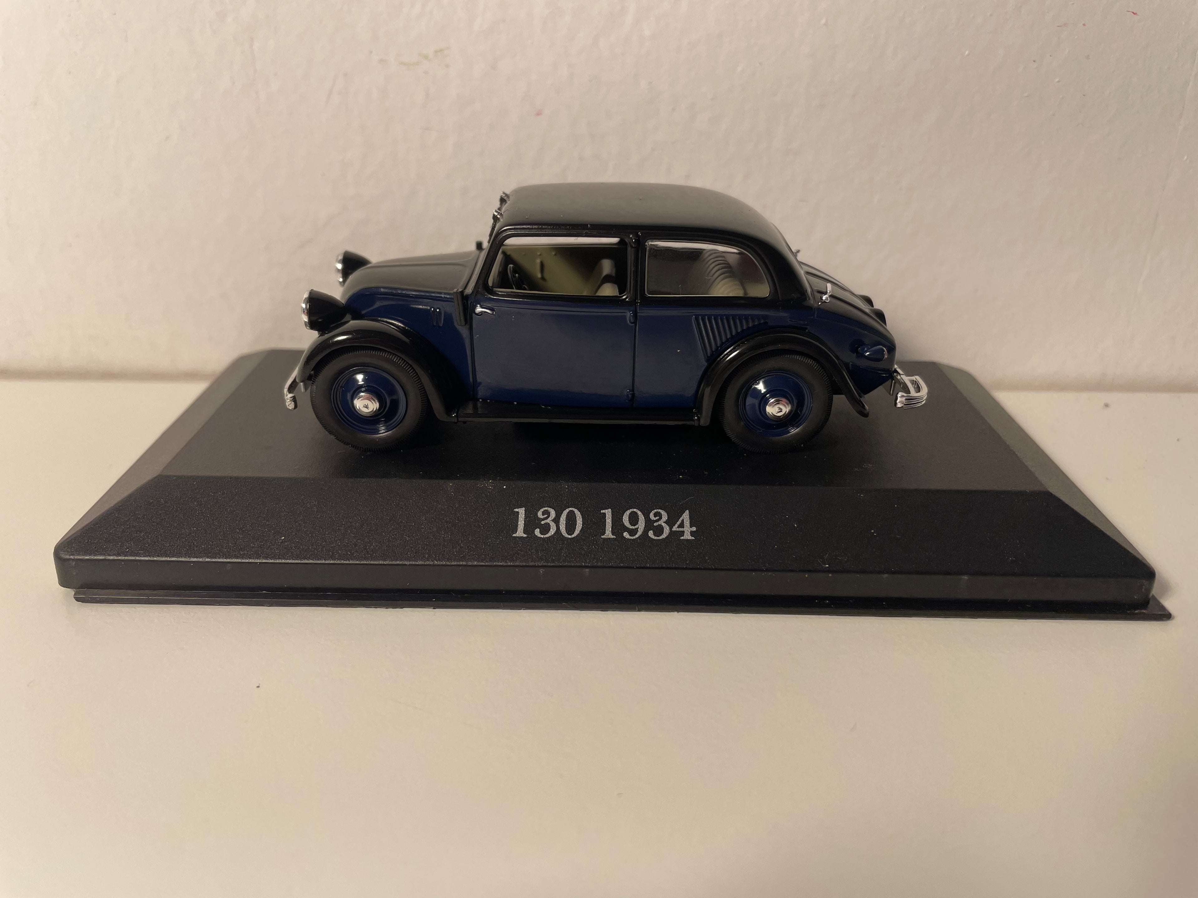 Ciemnoniebieski Mercedes 130 z 1934 roku