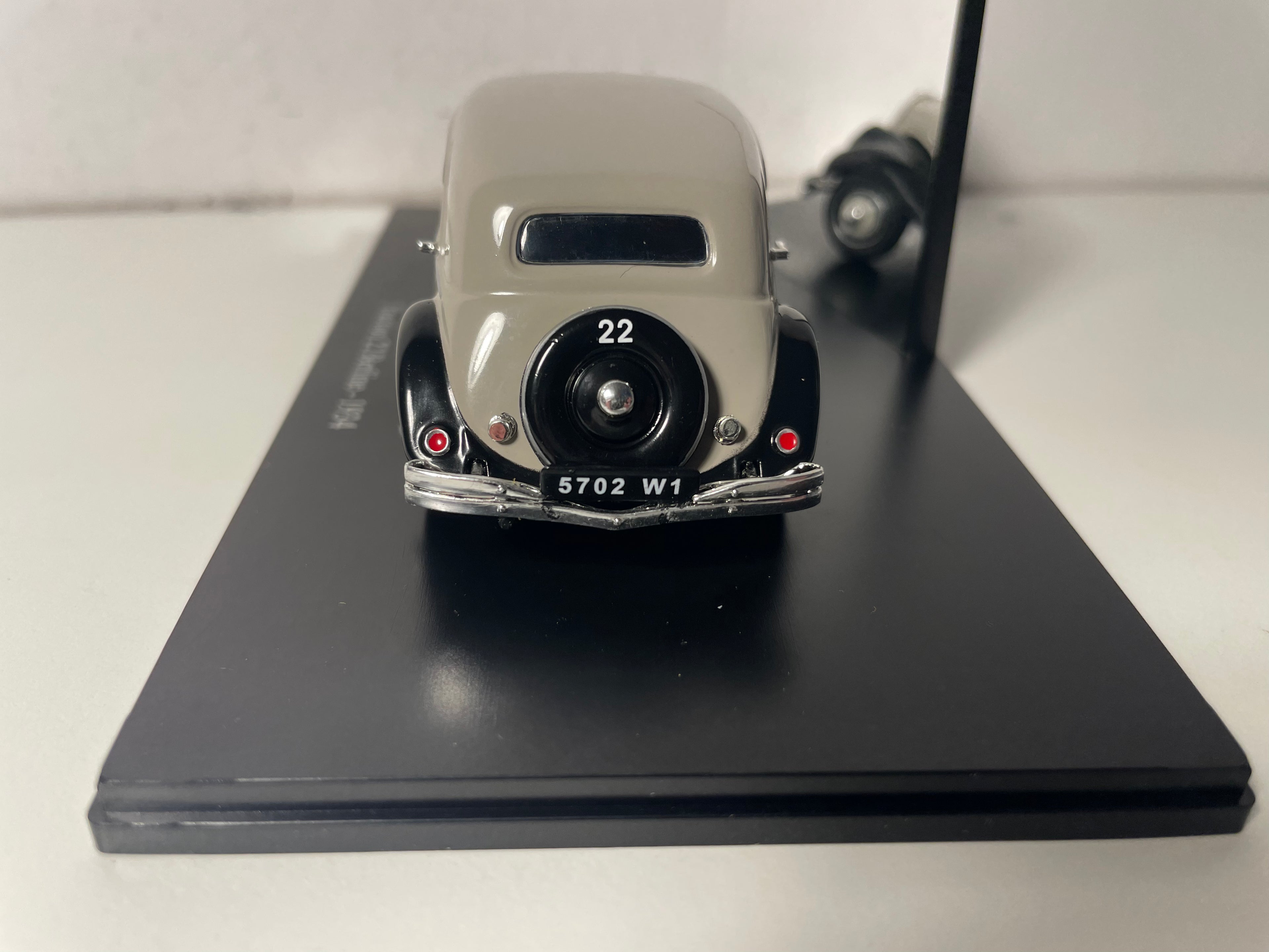 Citroën Traction 22 Berline Grijs en Zwart van 1934 (Plexi Box)