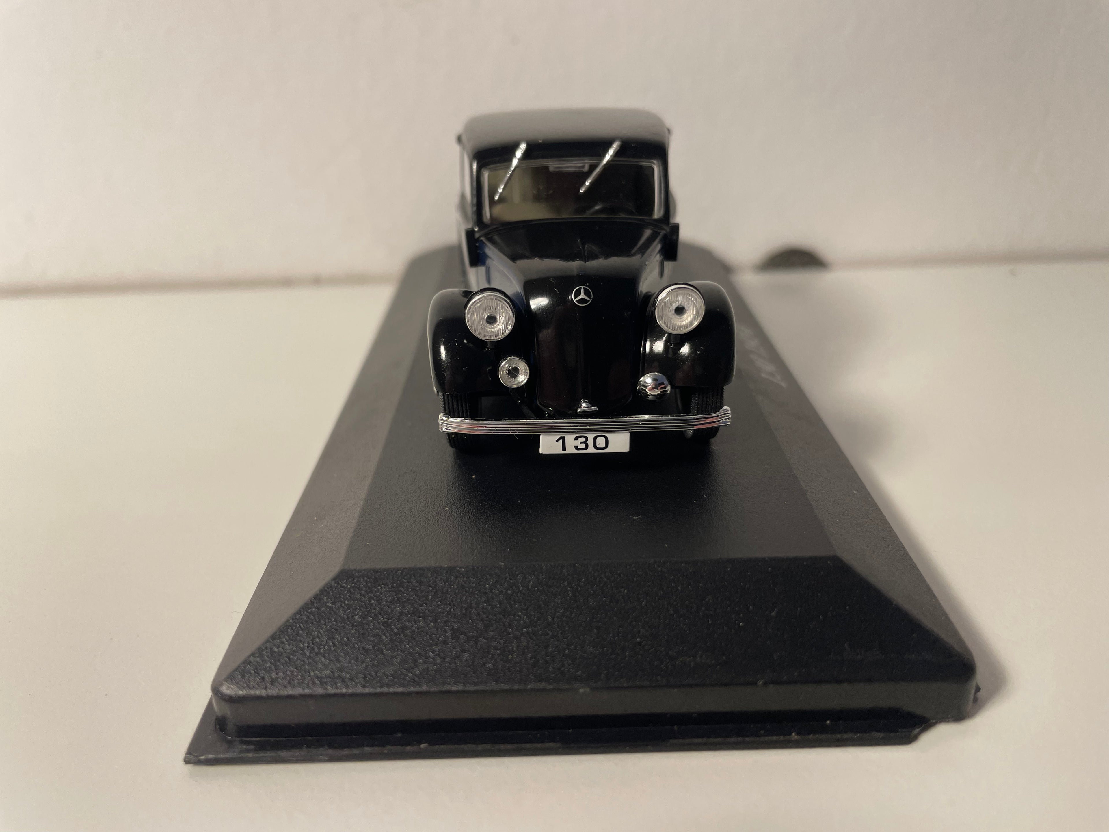Ciemnoniebieski Mercedes 130 z 1934 roku