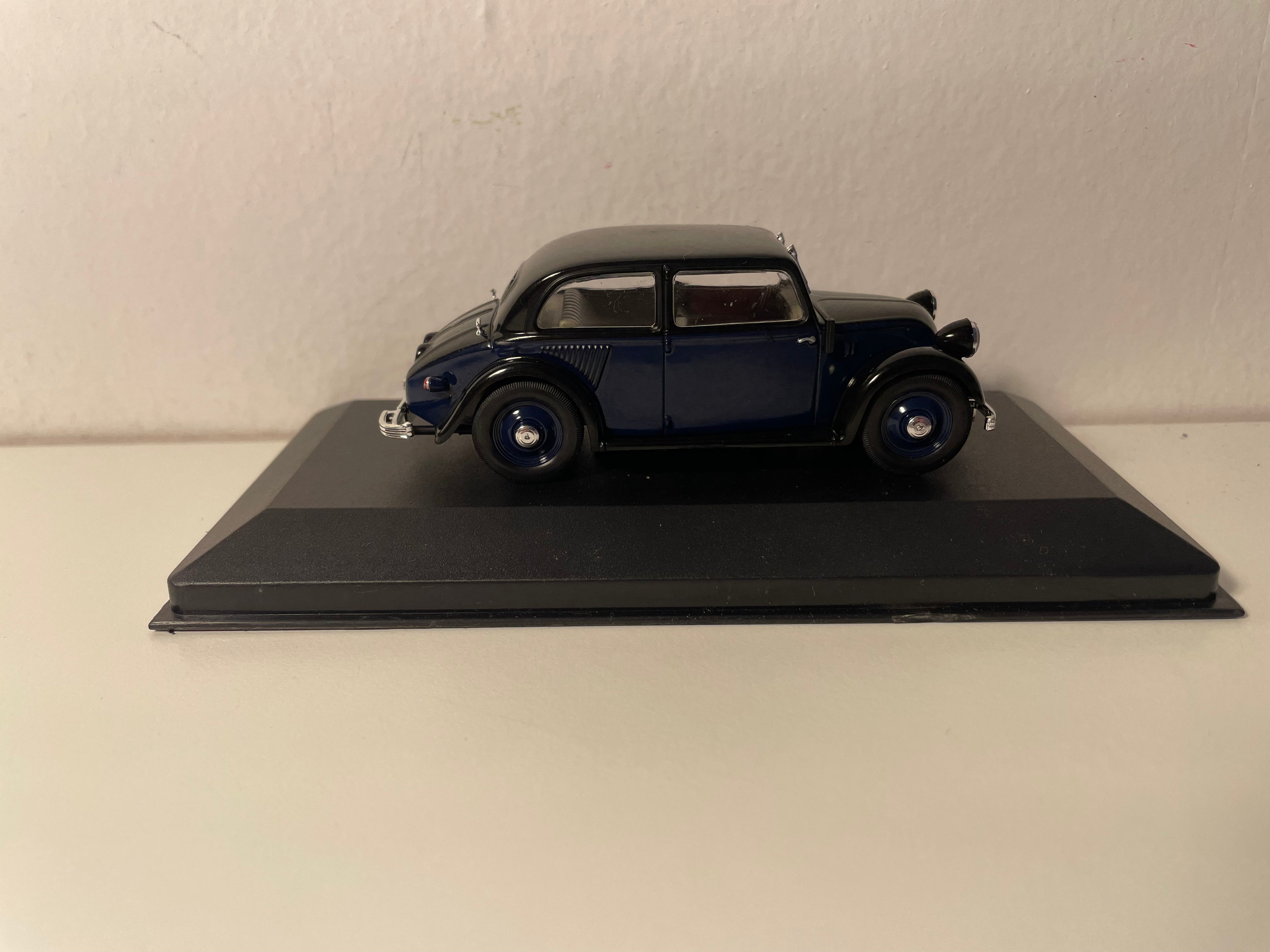 Ciemnoniebieski Mercedes 130 z 1934 roku