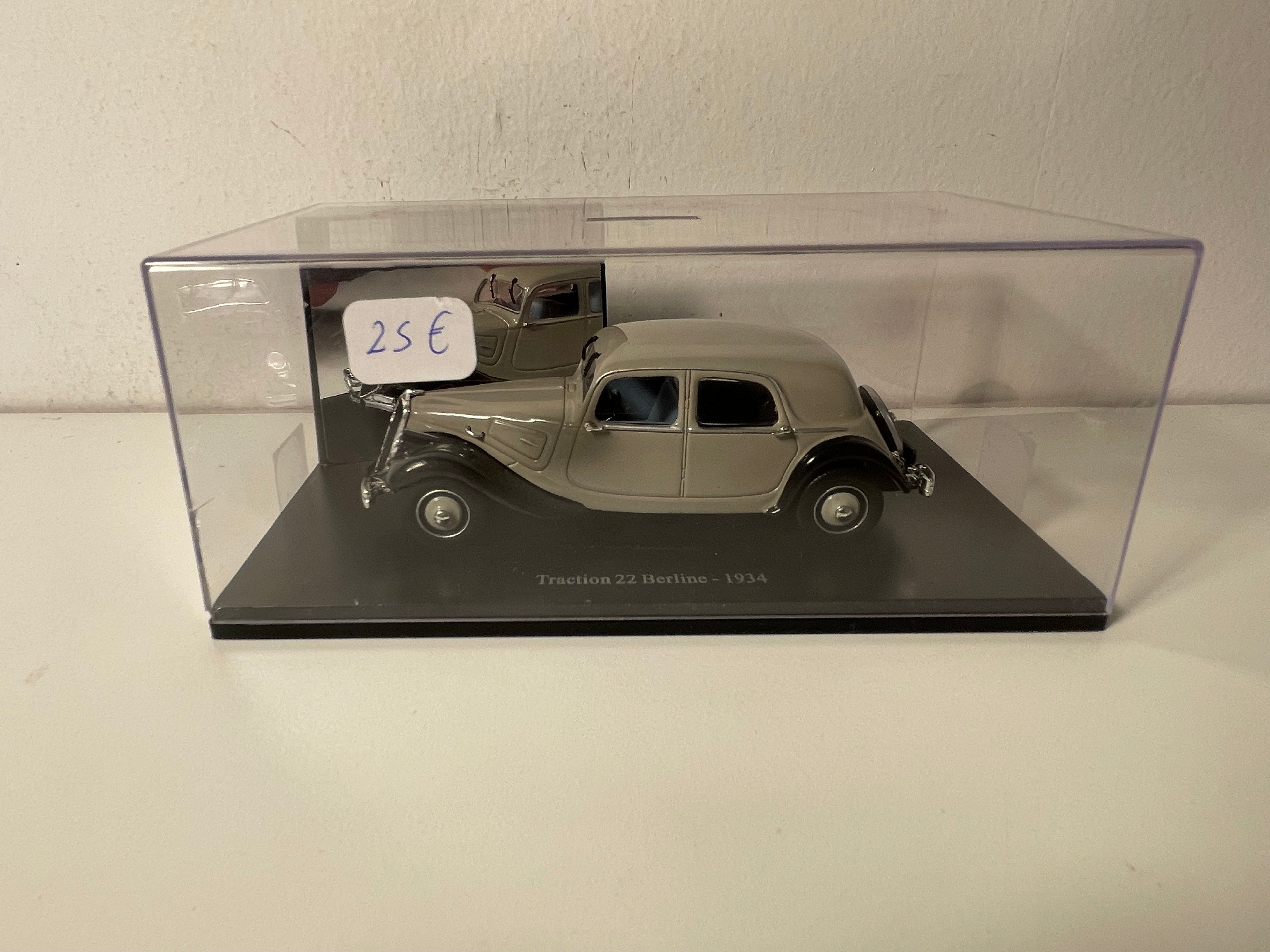 Citroën Traction 22 berline grise et noire de 1934 (boite plexi)