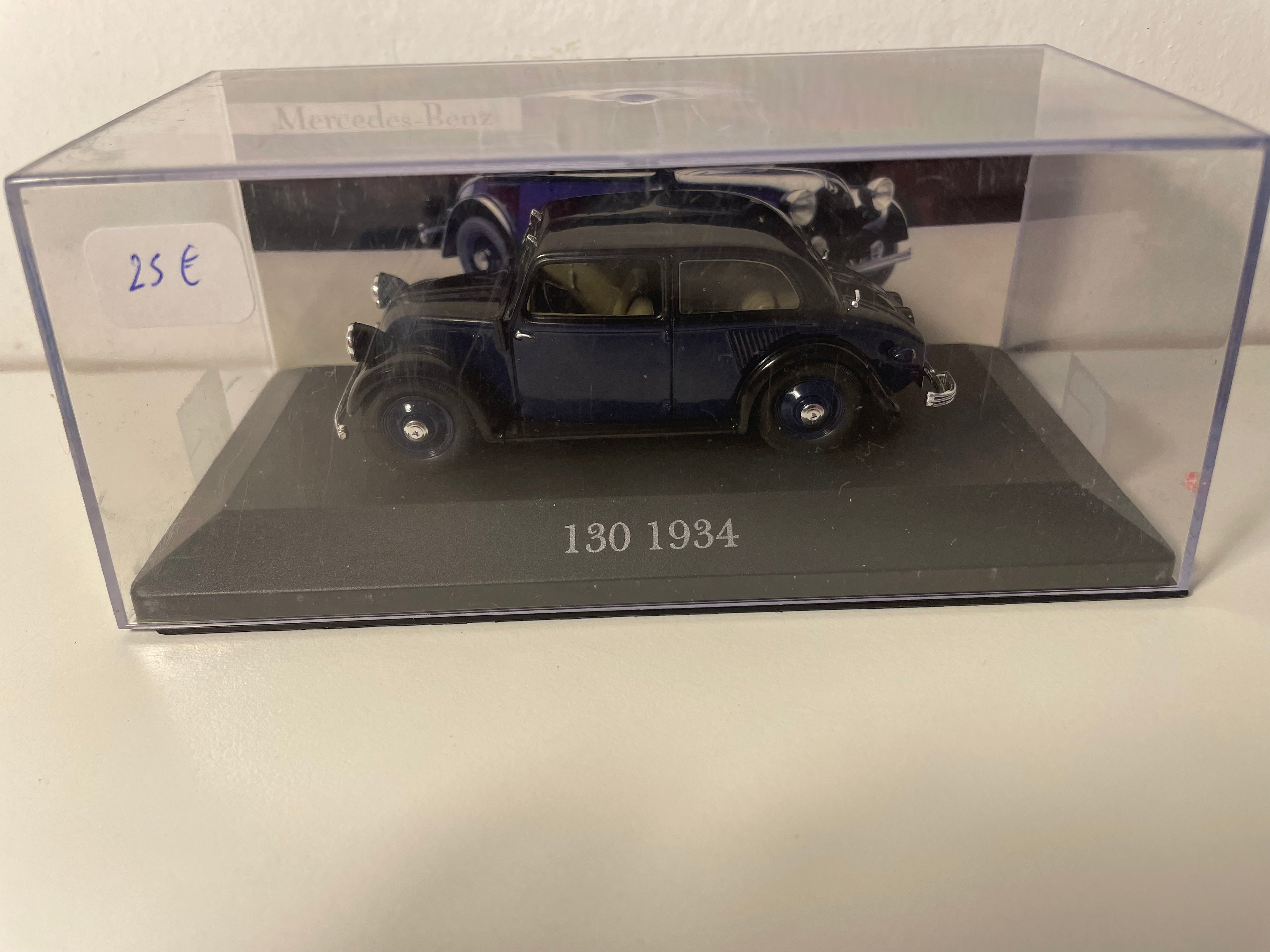 Ciemnoniebieski Mercedes 130 z 1934 roku