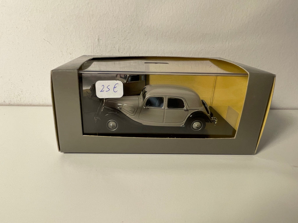 Citroën Traction 22 berline grise et noire de 1934 (boite plexi)
