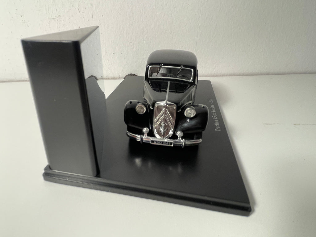Citroën Traction 15 six berline noire de 1951 (boite plexi)