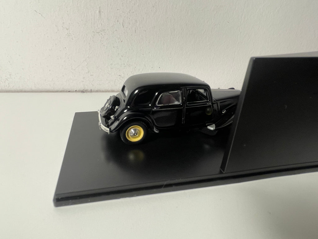 Citroën Traction 15 six berline noire de 1951 (boite plexi)