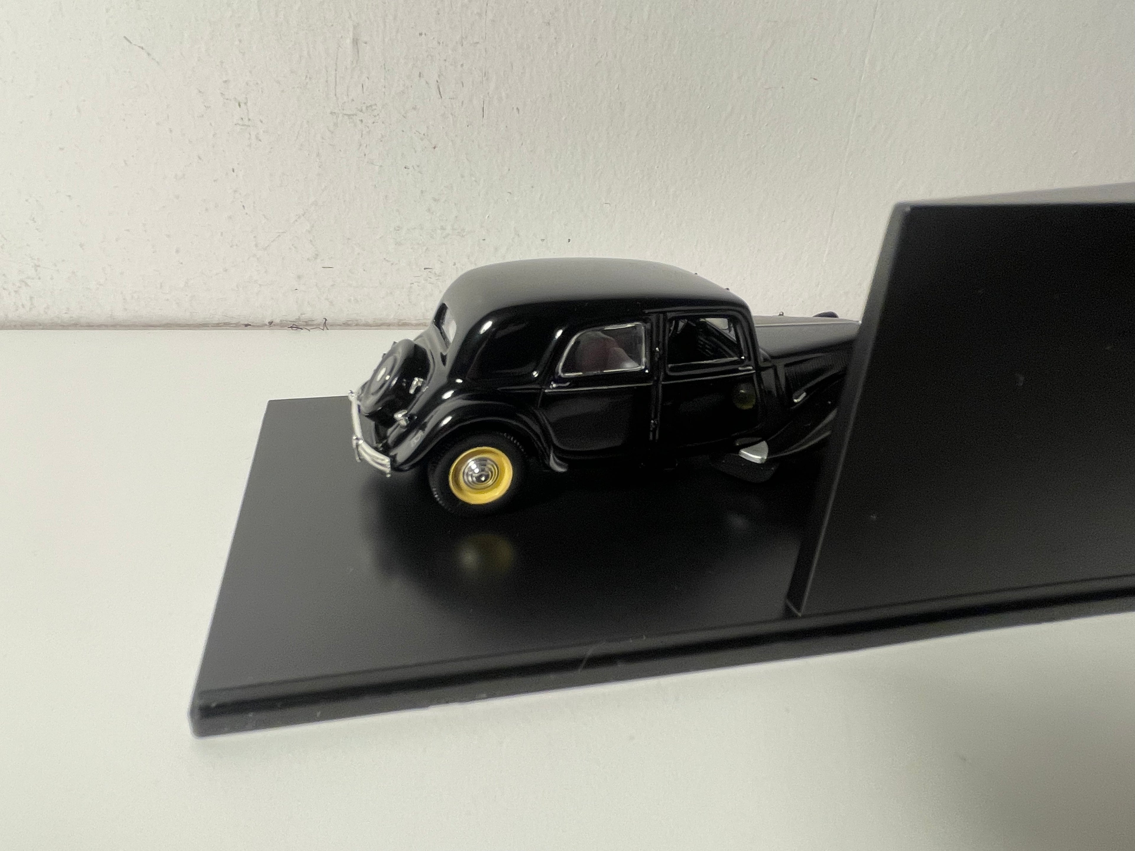 1951 Citroën Traction 15 Six Black Sedan (Plexi Box)