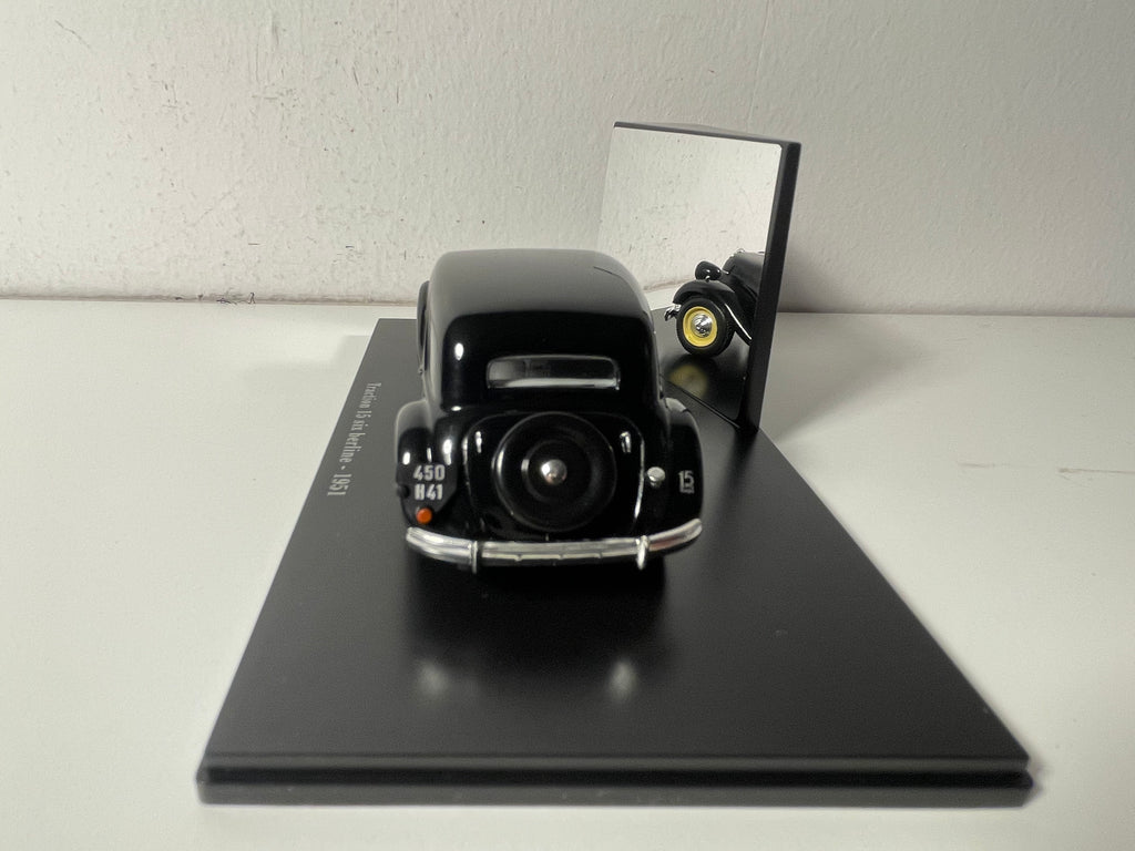Citroën Traction 15 six berline noire de 1951 (boite plexi)