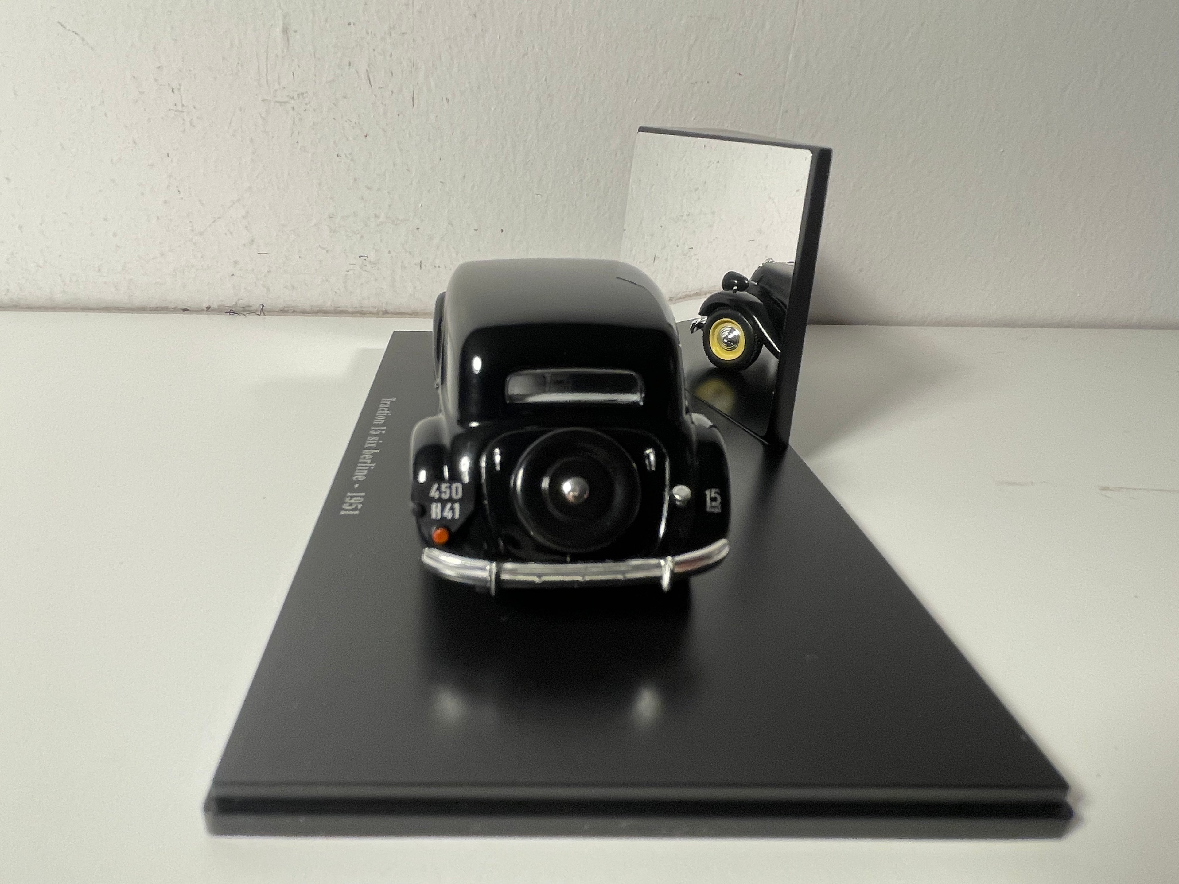 1951 Citroën Traction 15 Six Black Sedan (Plexi Box)