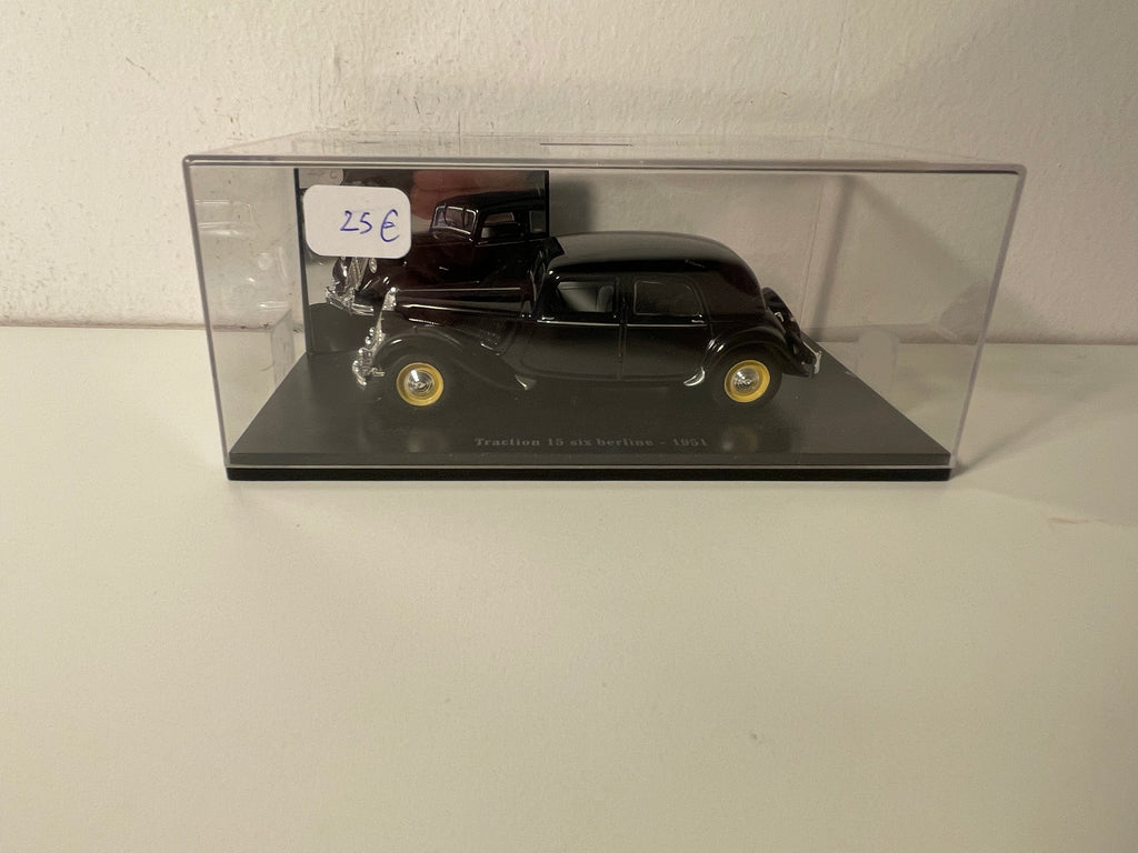 Citroën Traction 15 six berline noire de 1951 (boite plexi)