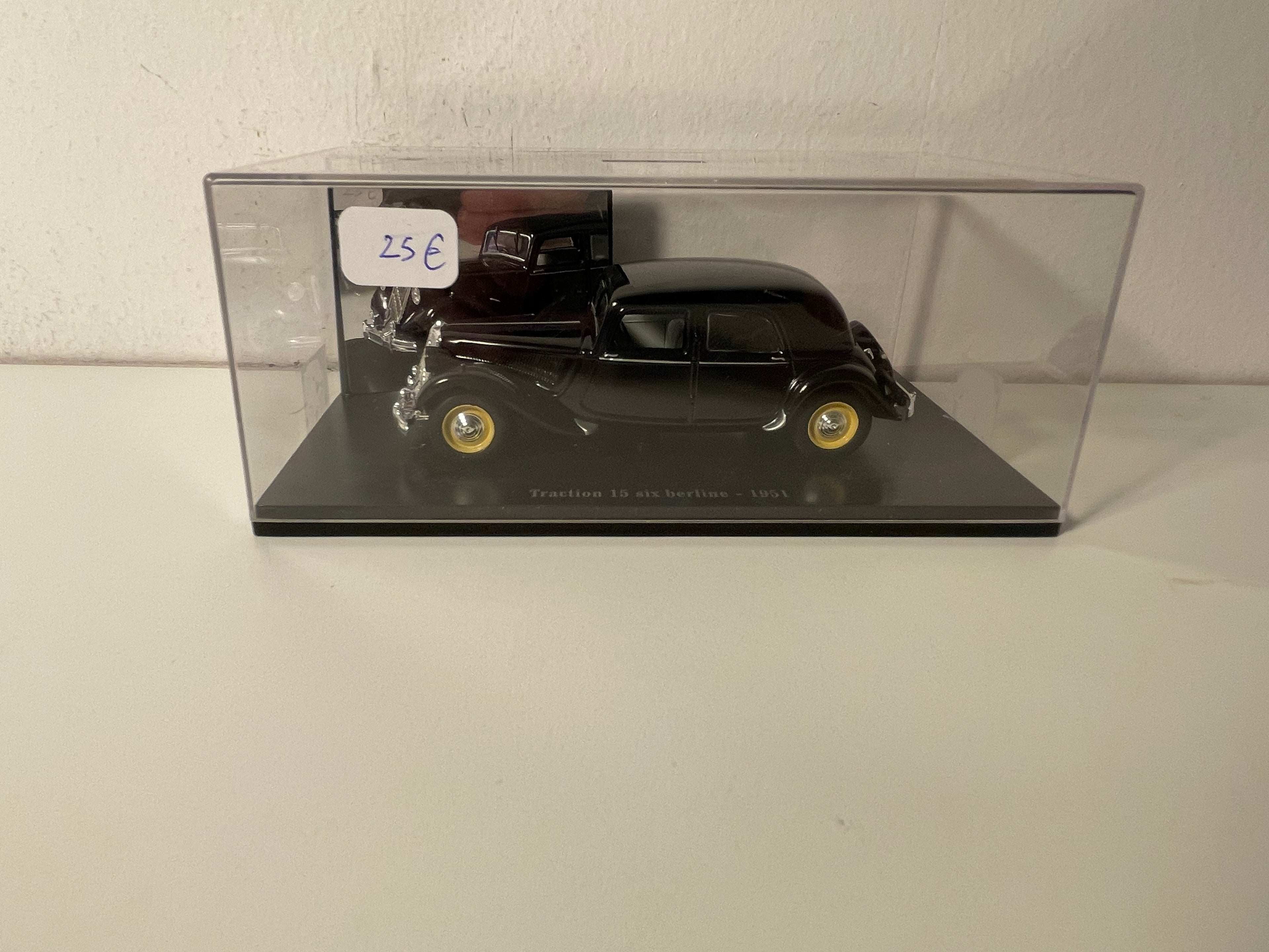 Citroën Traction 15 six berline noire de 1951 (boite plexi)