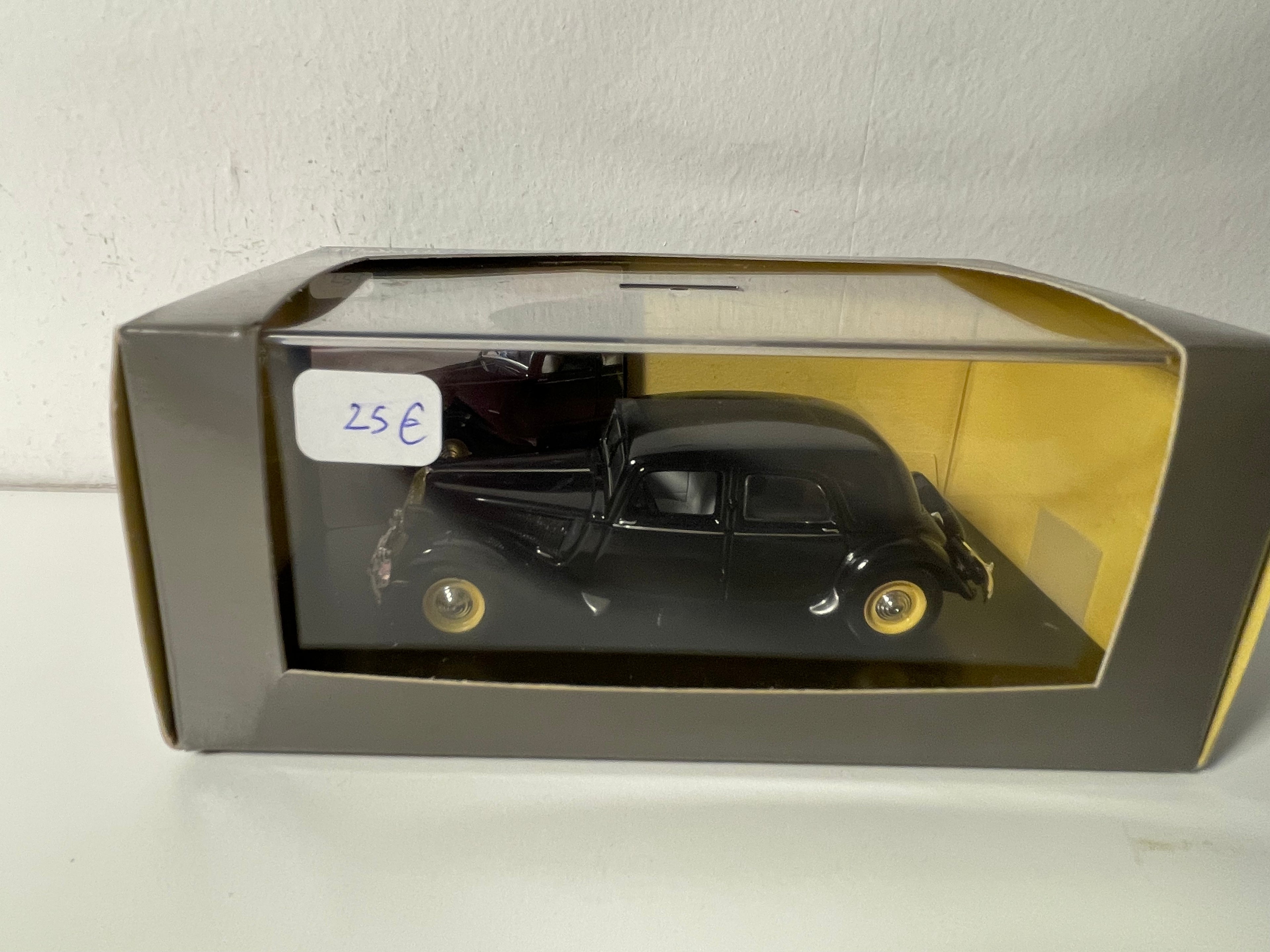 Citroën Traction 15 six berline noire de 1951 (boite plexi)