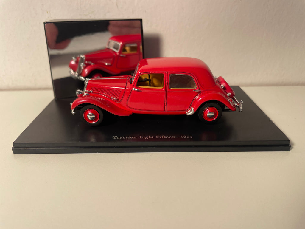 Citroën Traction Light Fifteen rouge de 1951 (boite plexi)