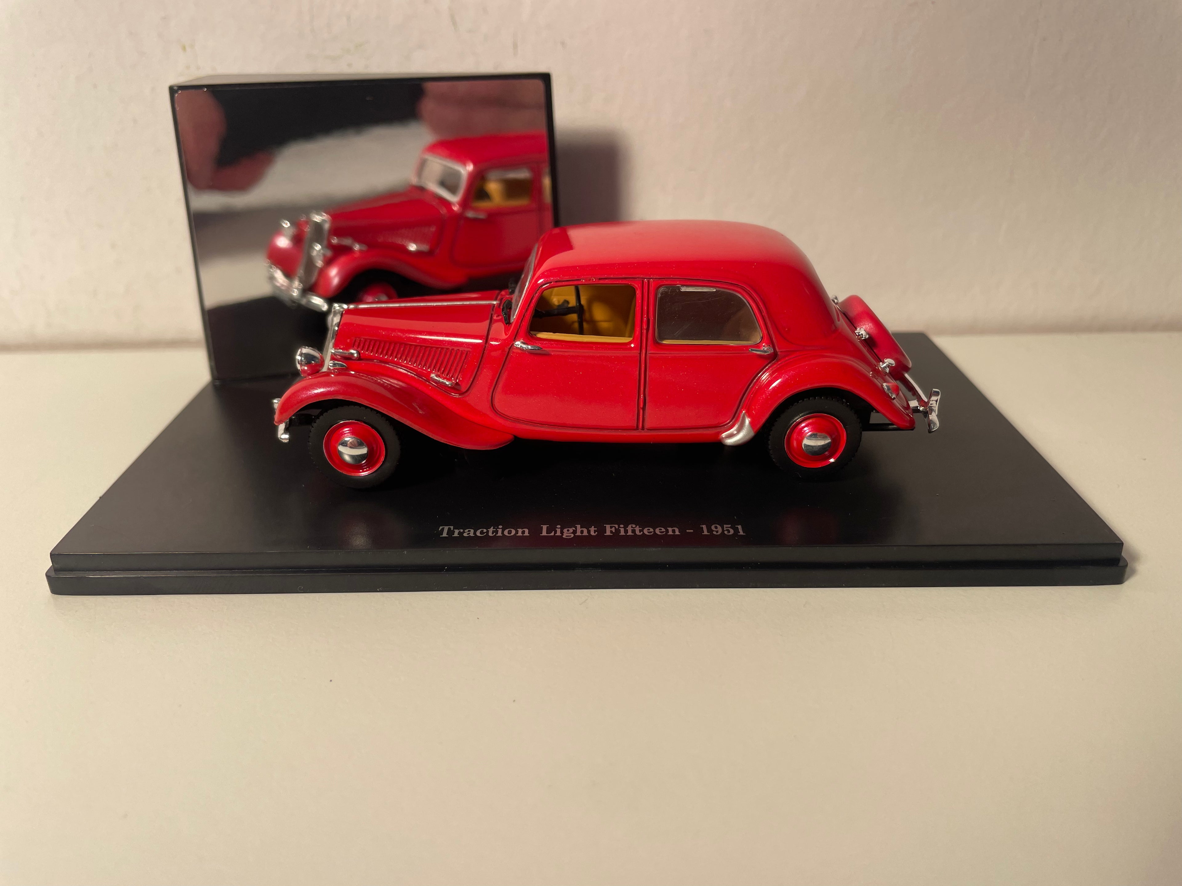 Citroën Traction Light Fifteen Rood 1951 (Plexiglas Box)