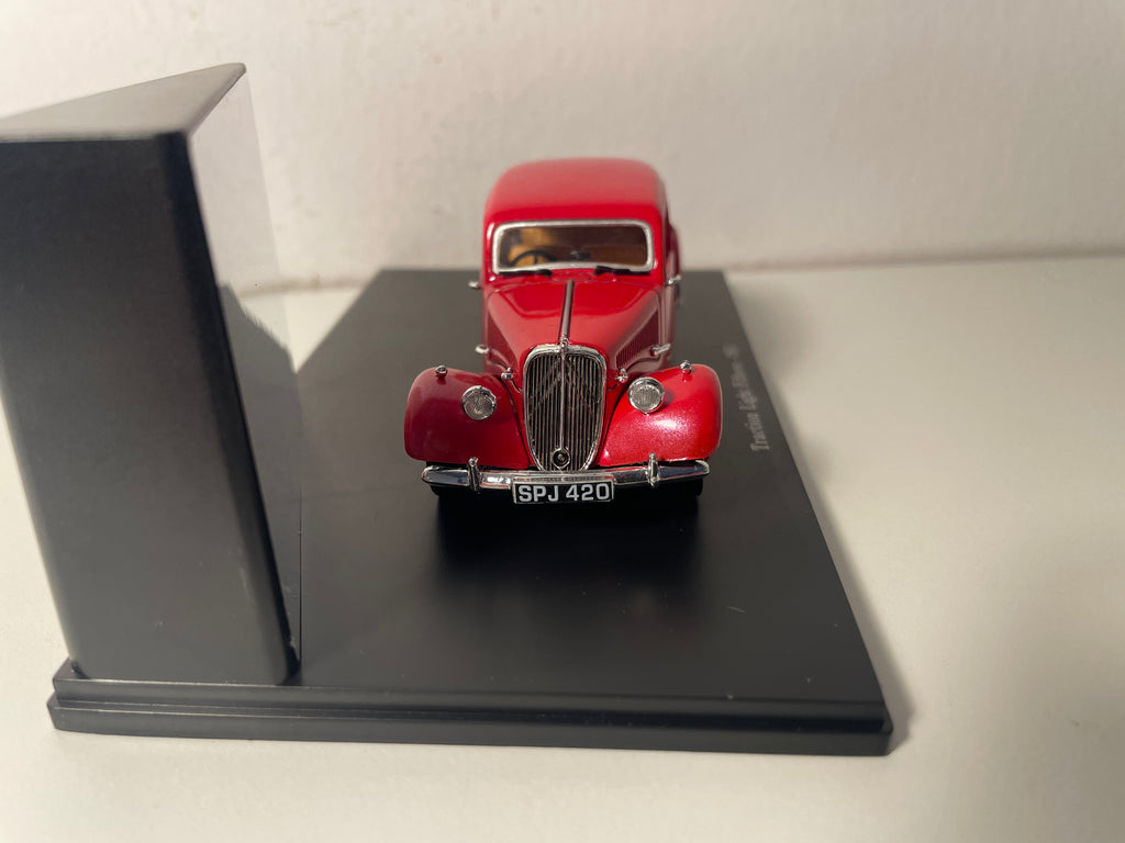 Citroën Traction Light Fifteen rouge de 1951 (boite plexi)