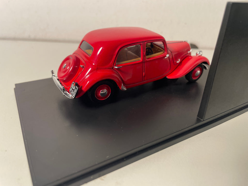 Citroën Traction Light Fifteen rouge de 1951 (boite plexi)