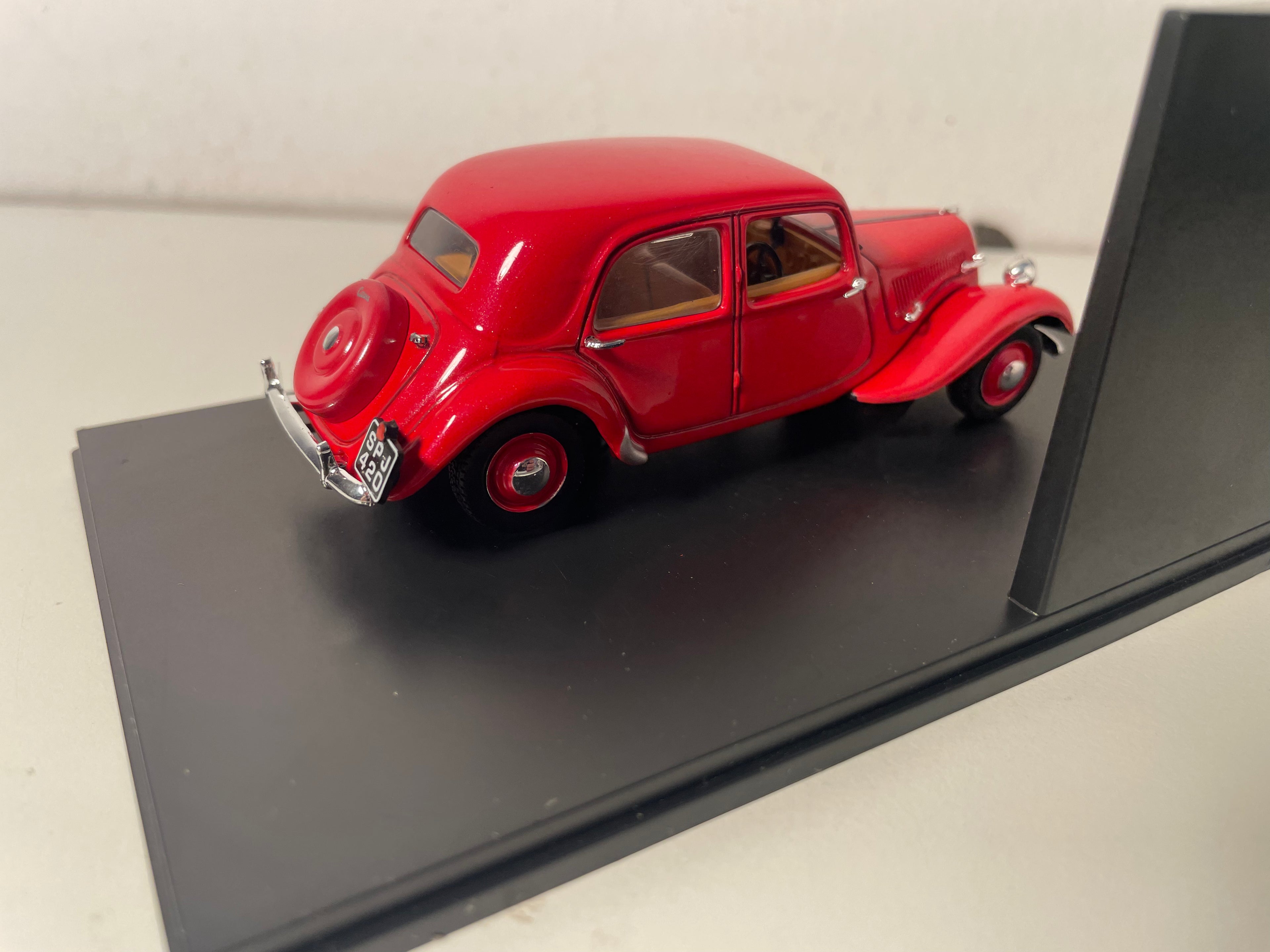 Citroën Traction Light Fifteen Rood 1951 (Plexiglas Box)