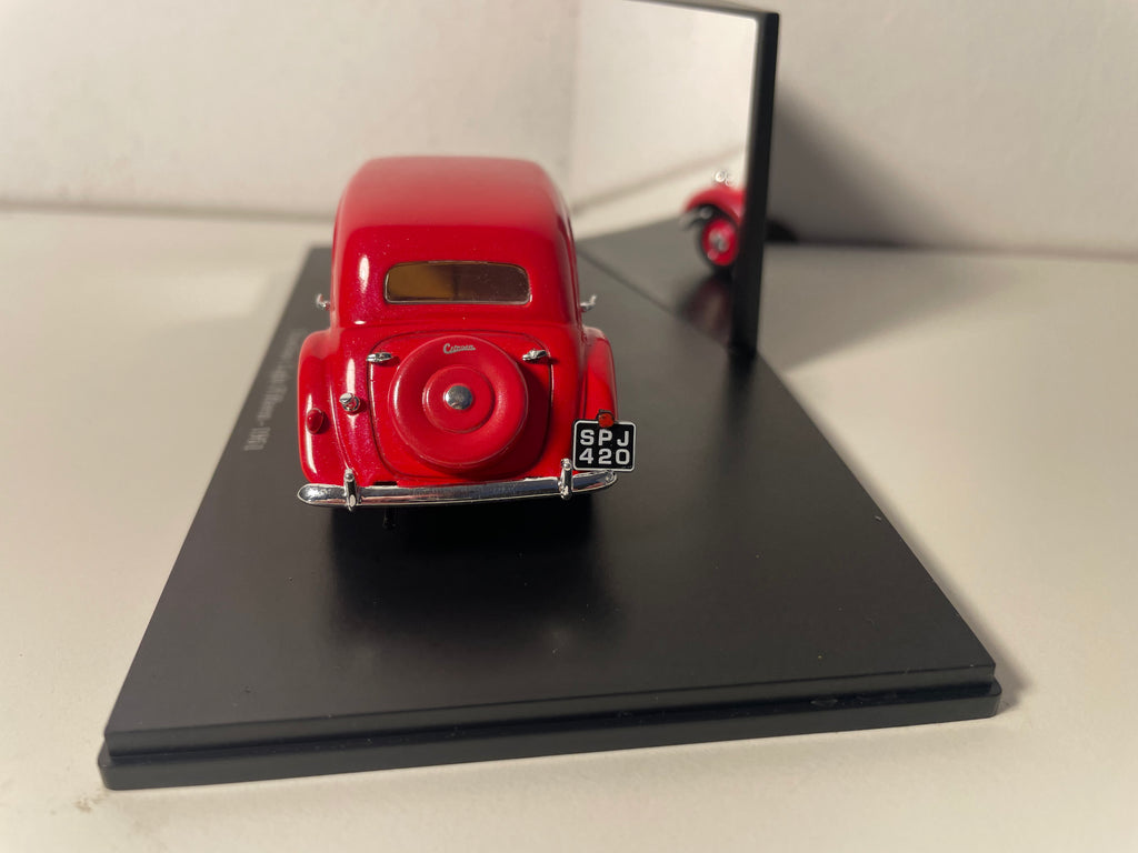 Citroën Traction Light Fifteen rouge de 1951 (boite plexi)