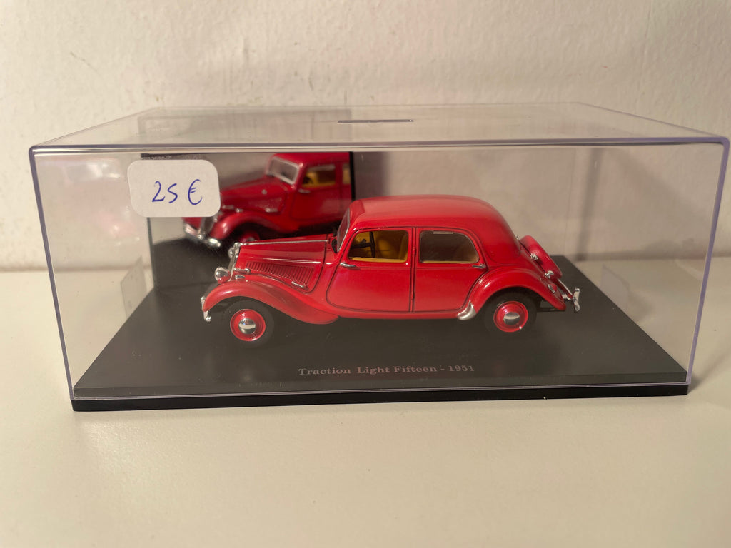 Citroën Traction Light Fifteen rouge de 1951 (boite plexi)