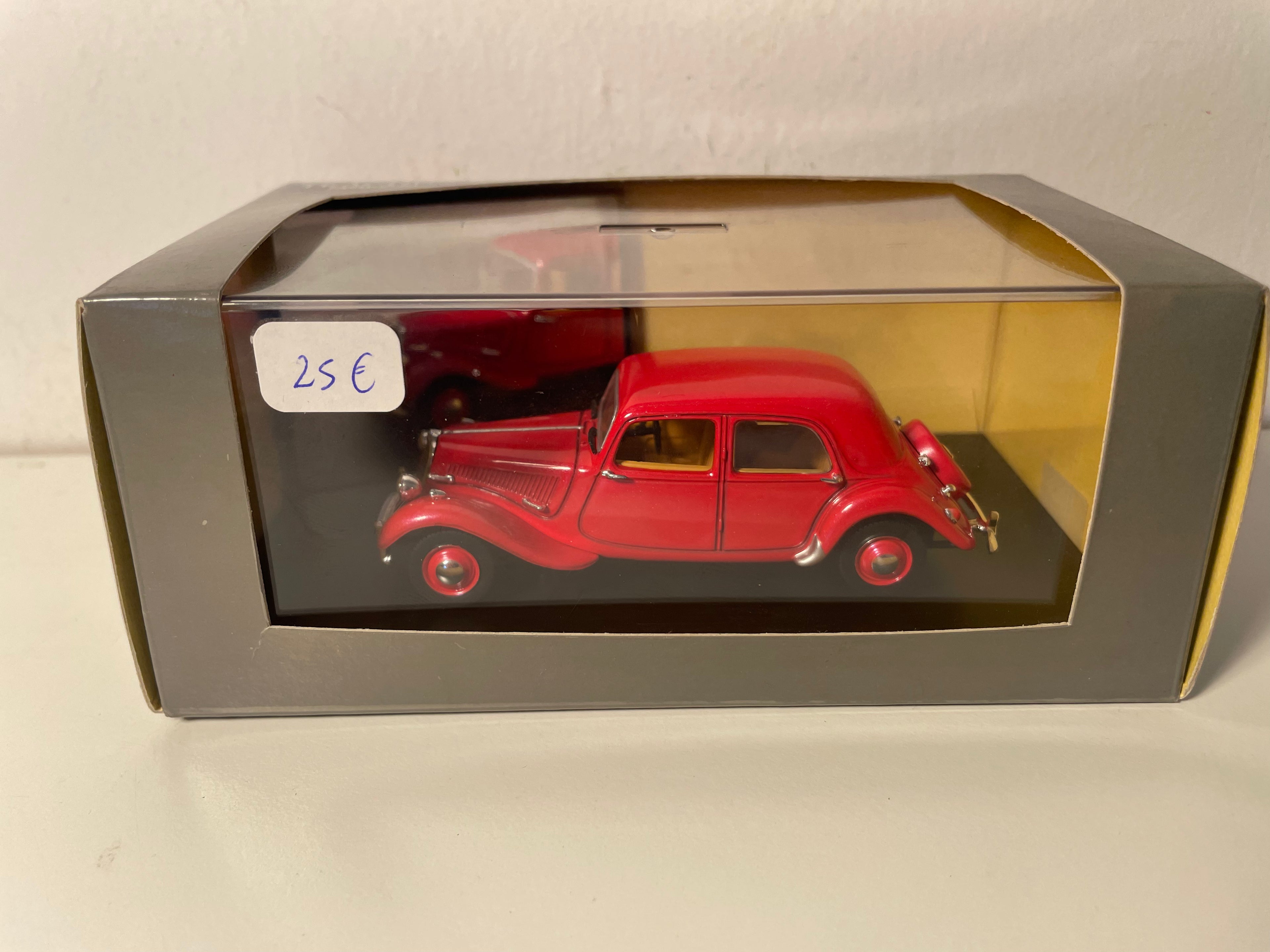 Citroën Traction Light Fifteen rouge de 1951 (boite plexi)