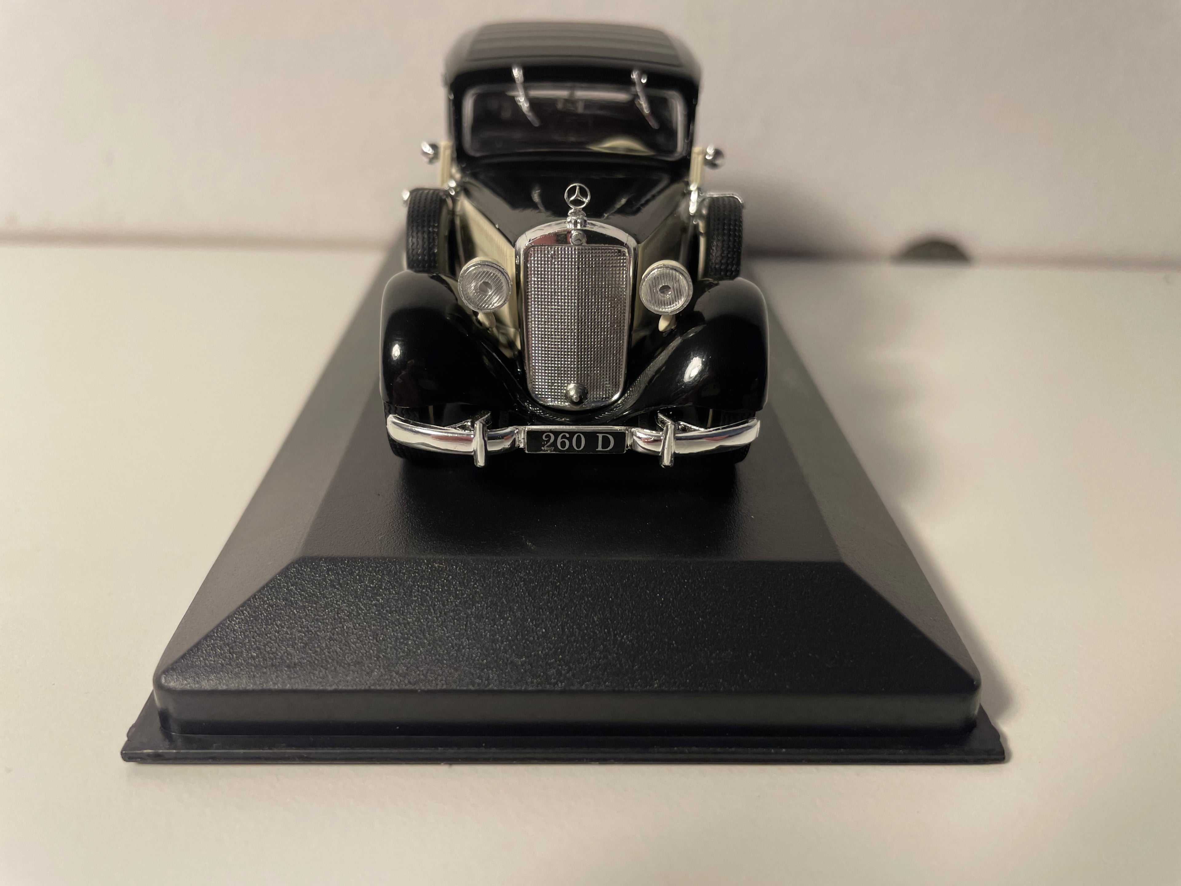 Beżowo-czarny Mercedes 260 D z 1936 roku