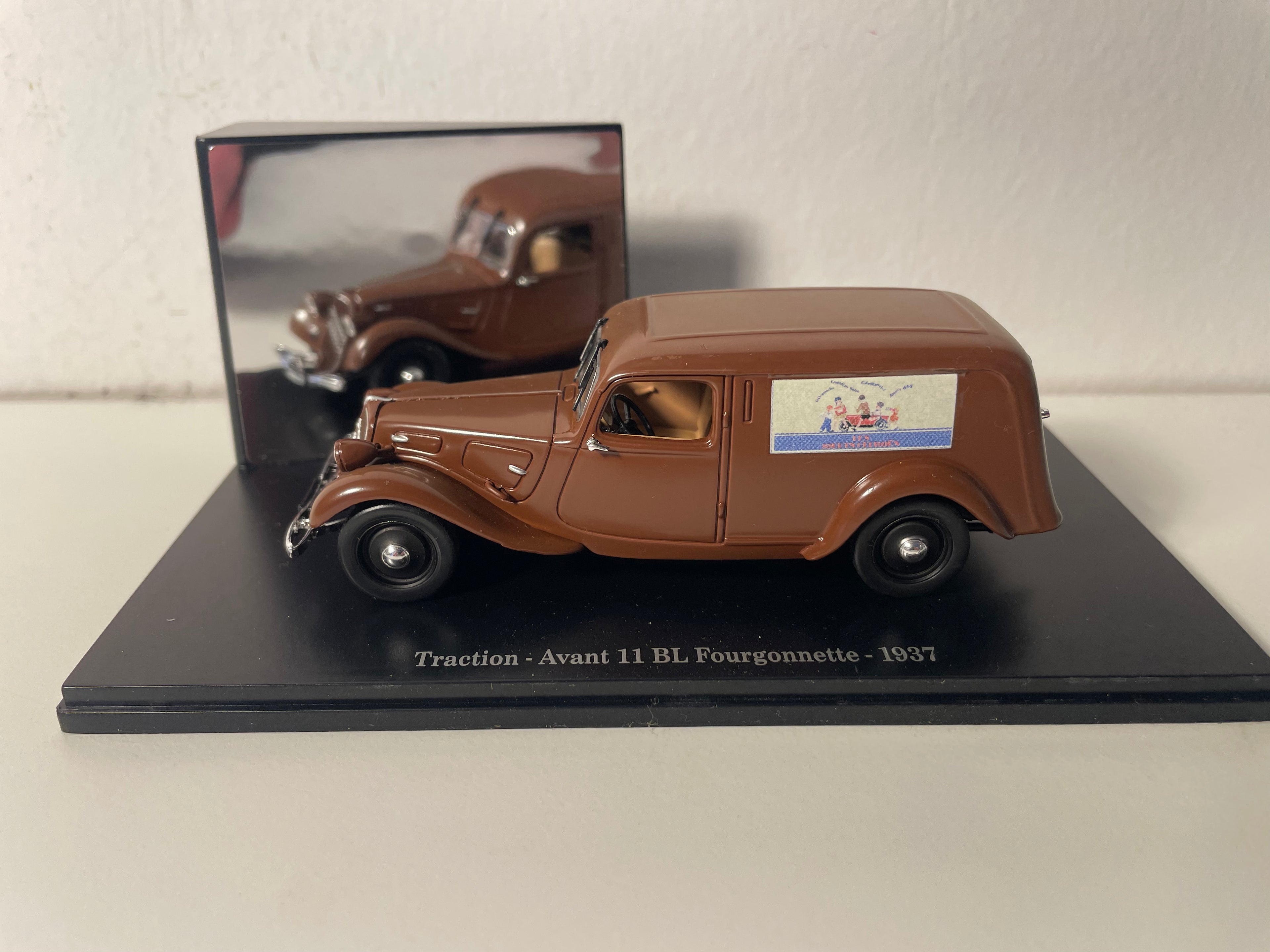 Citroën Traction-Avant 11 BL Geheime Wagen Bruin 1937 (Plexi Doos)