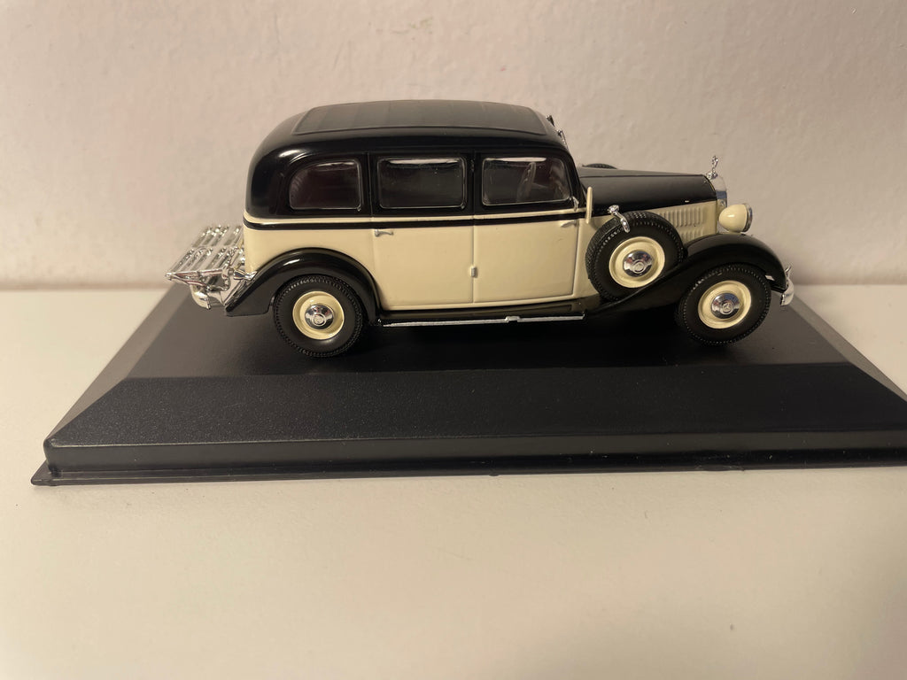 Beige en zwarte Mercedes 260 D uit 1936