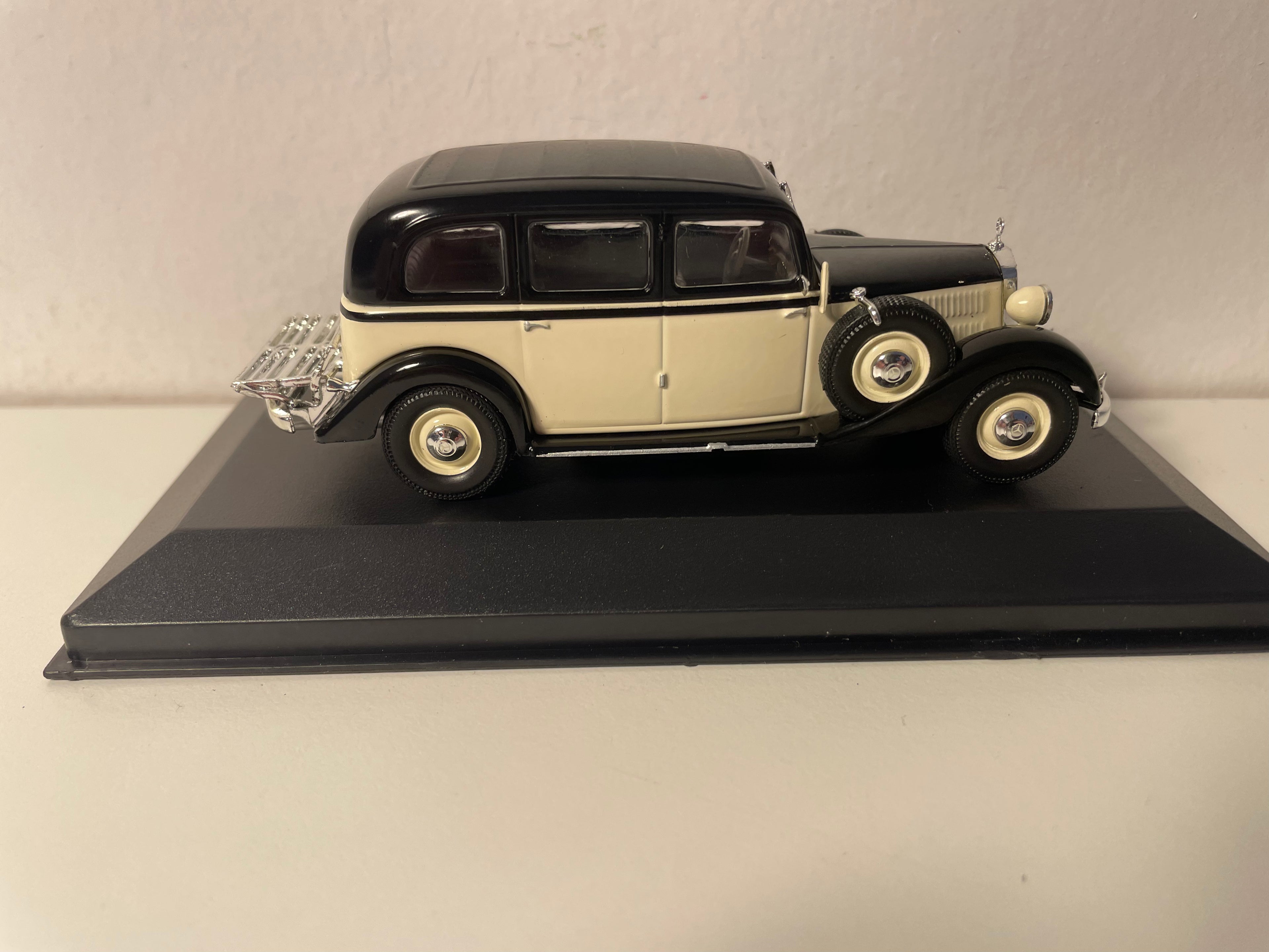 Beżowo-czarny Mercedes 260 D z 1936 roku