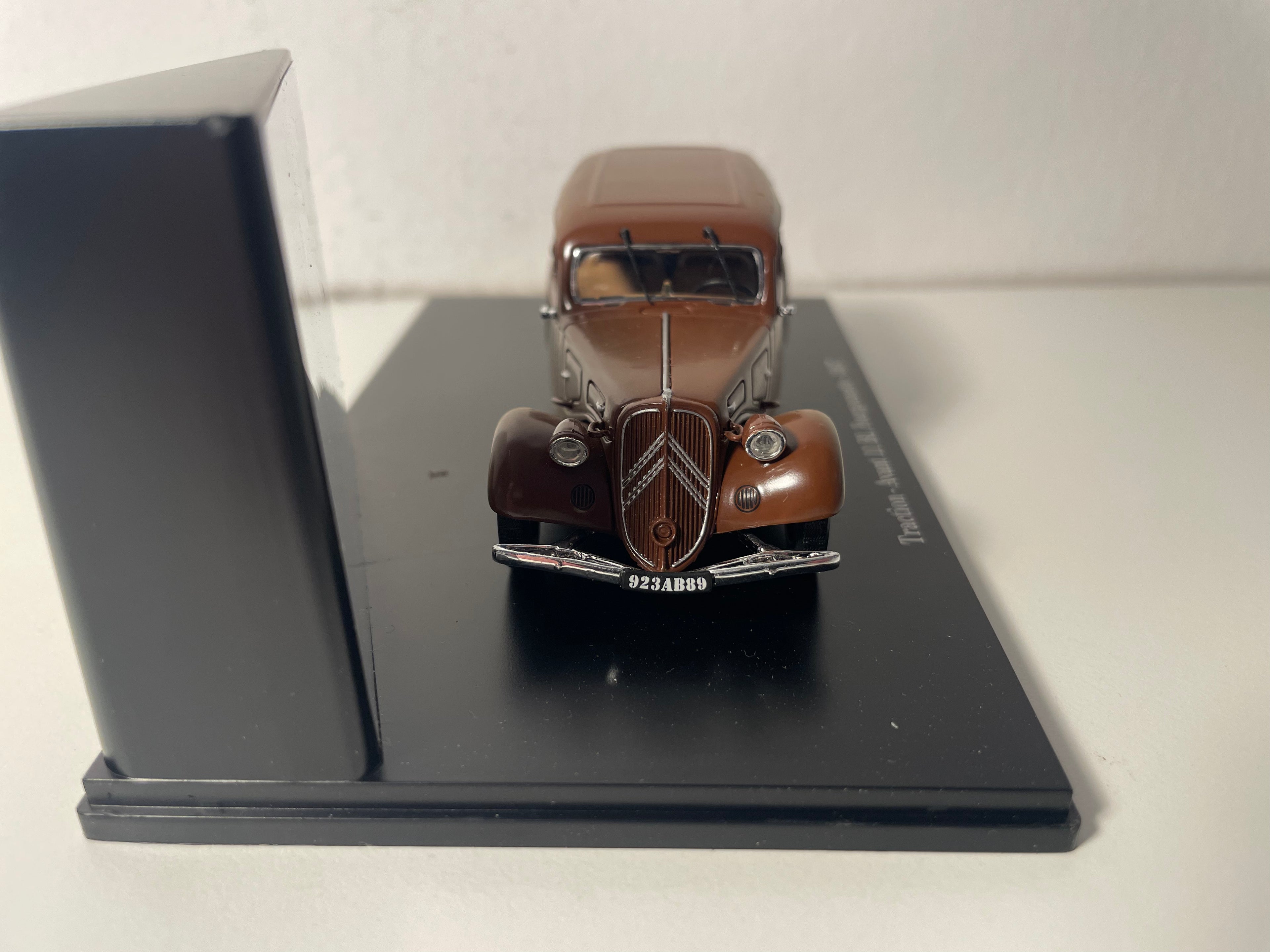 Citroën Traction-Avant 11 BL Geheime Wagen Bruin 1937 (Plexi Doos)