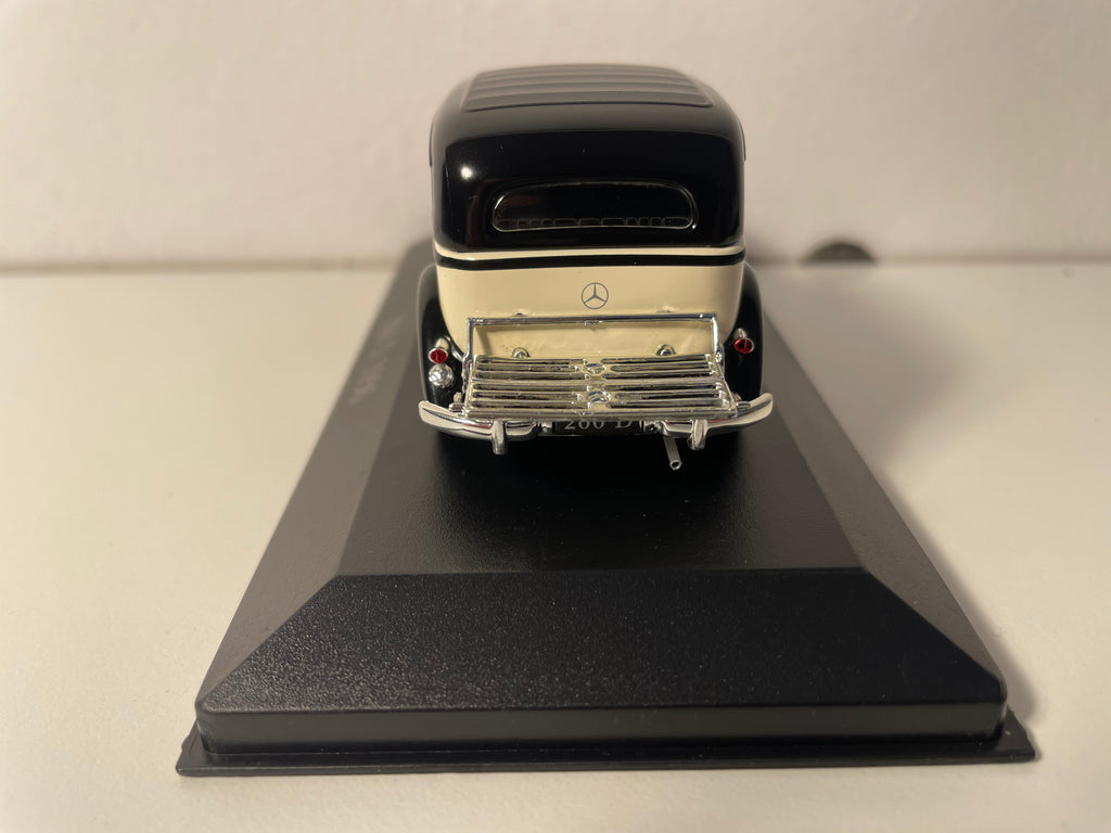 Beige en zwarte Mercedes 260 D uit 1936