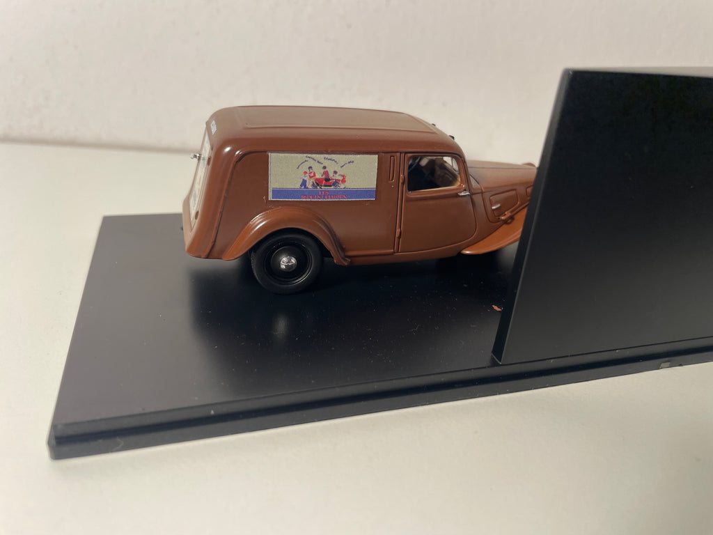 Citroën Traction-Avant 11 BL fourgonnette tôlée marron de 1937 (boite plexi)
