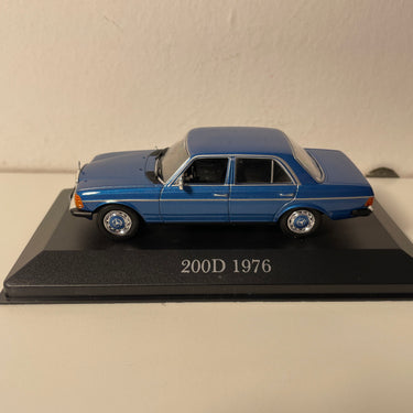 Niebieski Mercedes 200D z 1976 roku
