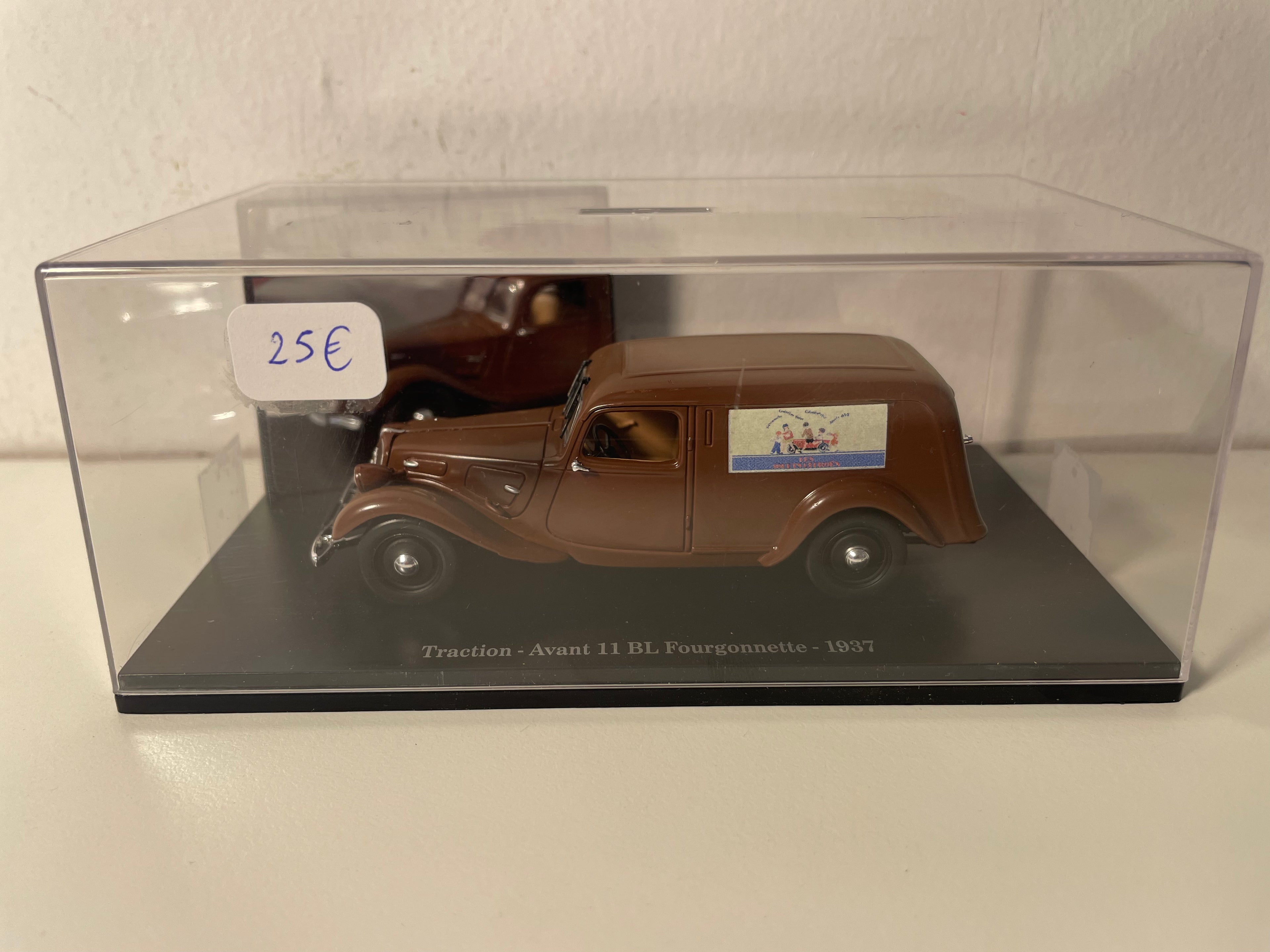 Citroën Traction-Avant 11 BL Geheime Wagen Bruin 1937 (Plexi Doos)