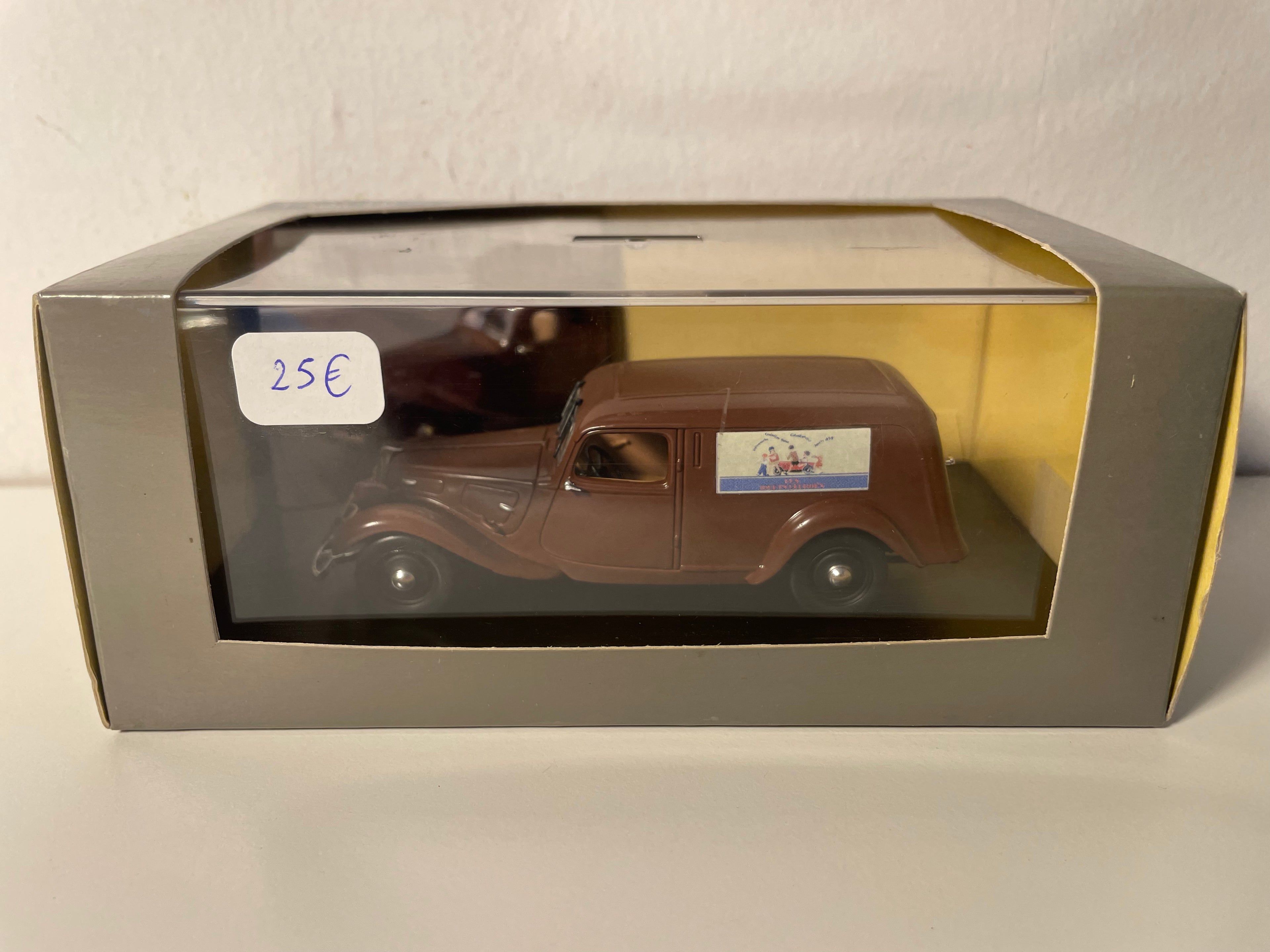 Citroën Traction-Avant 11 BL fourgonnette tôlée marron de 1937 (boite plexi)