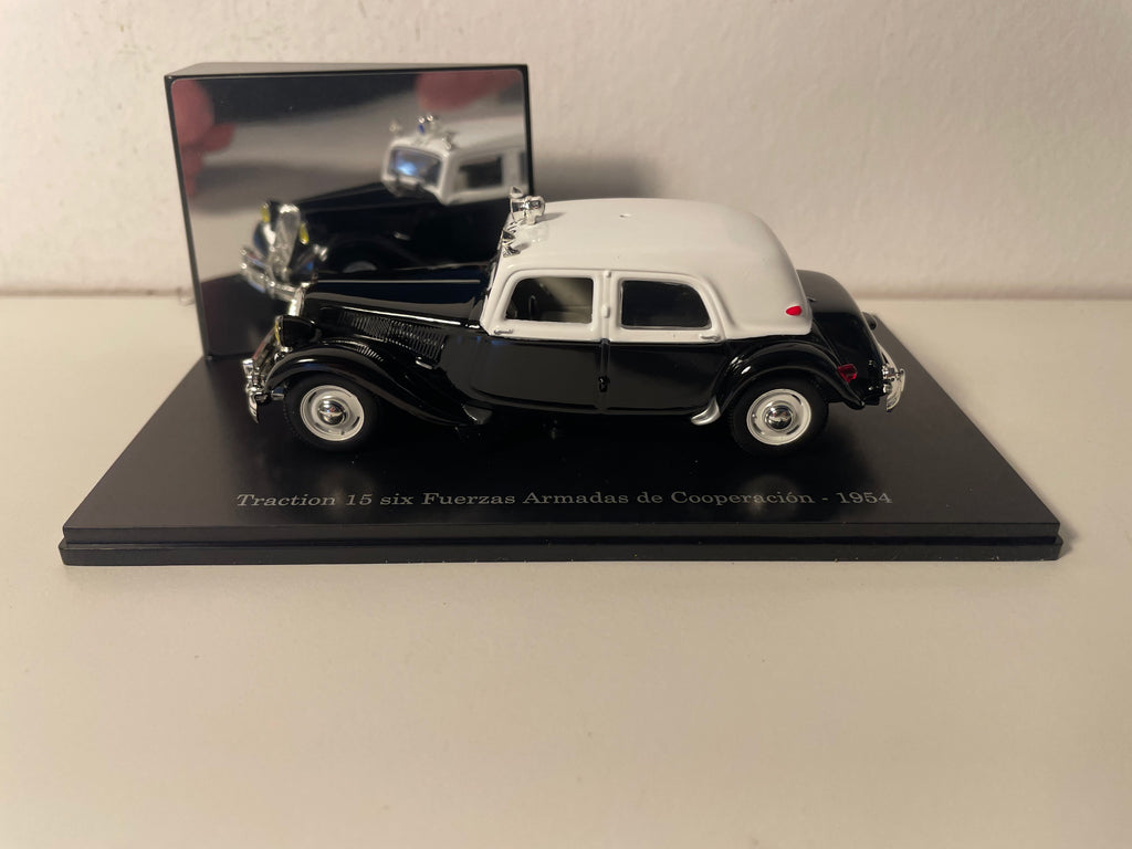 Citroën Traction 15 six Fuerzas Armadas de Coopéracion noire et blanche de 1954 (boite plexi)