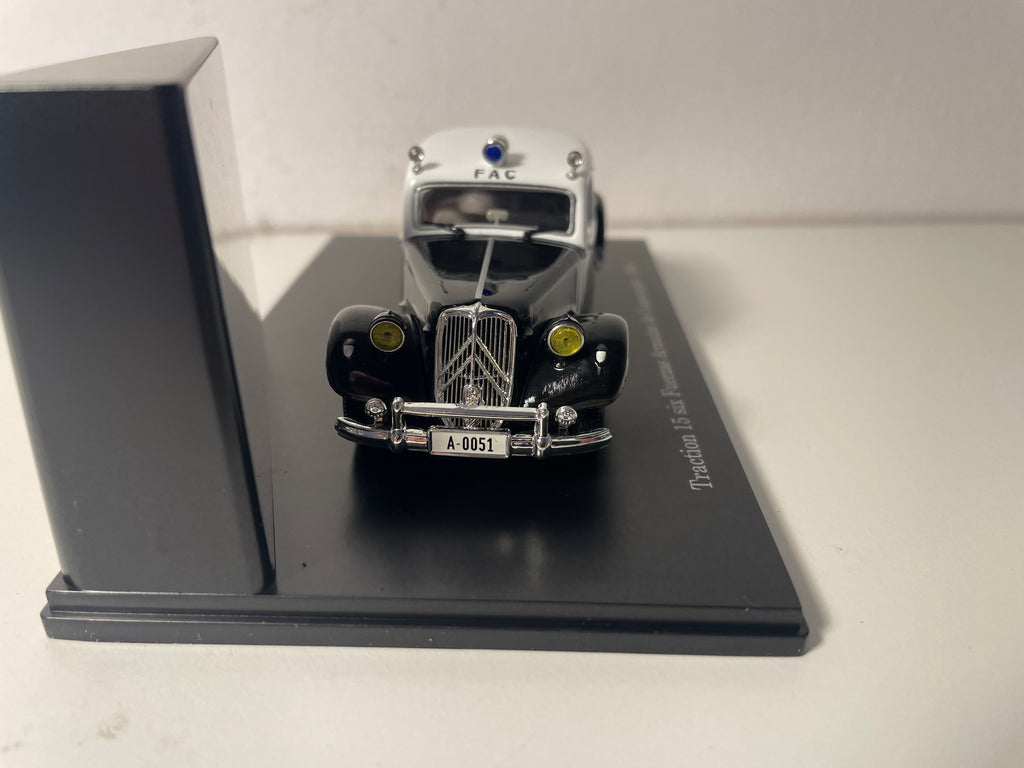 Citroën Traction 15 six Fuerzas Armadas de Coopéracion noire et blanche de 1954 (boite plexi)
