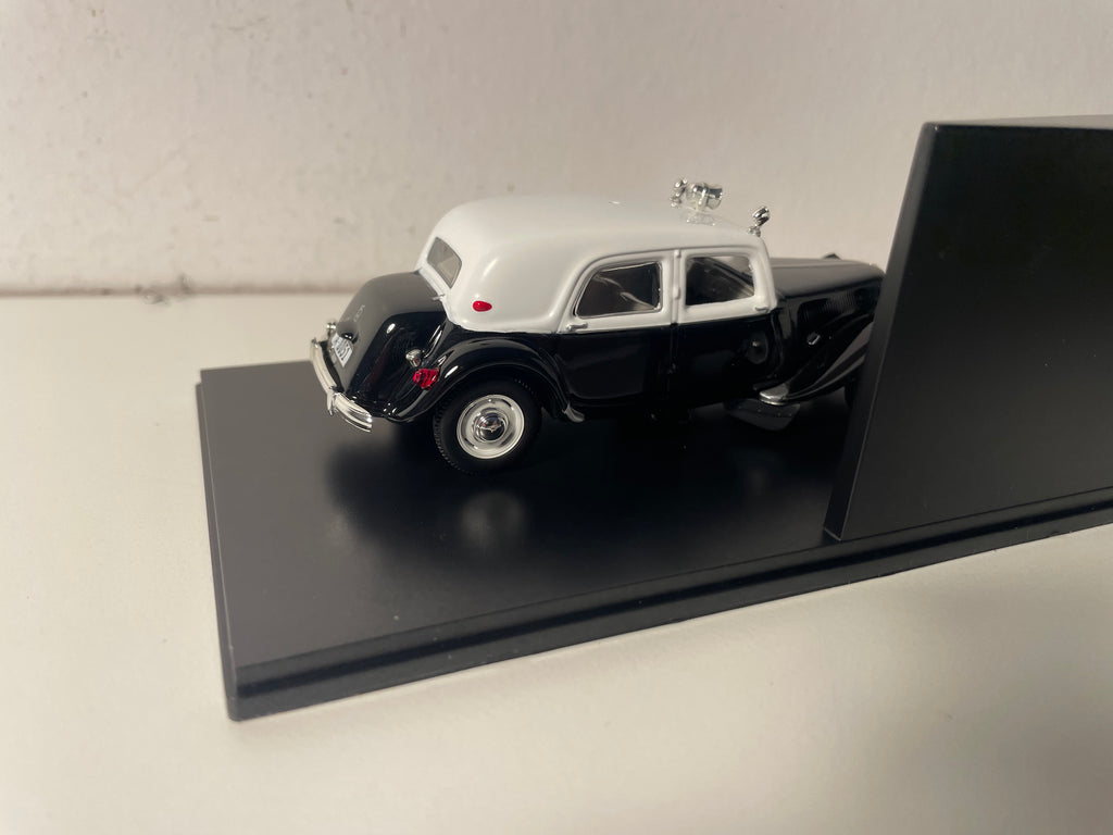 Citroën Traction 15 six Fuerzas Armadas de Coopéracion noire et blanche de 1954 (boite plexi)