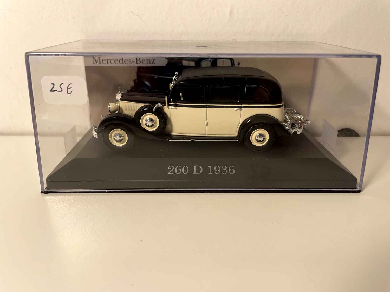 Beżowo-czarny Mercedes 260 D z 1936 roku
