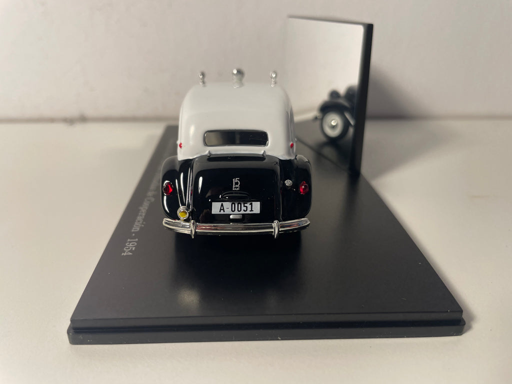 Citroën Traction 15 six Fuerzas Armadas de Coopéracion noire et blanche de 1954 (boite plexi)