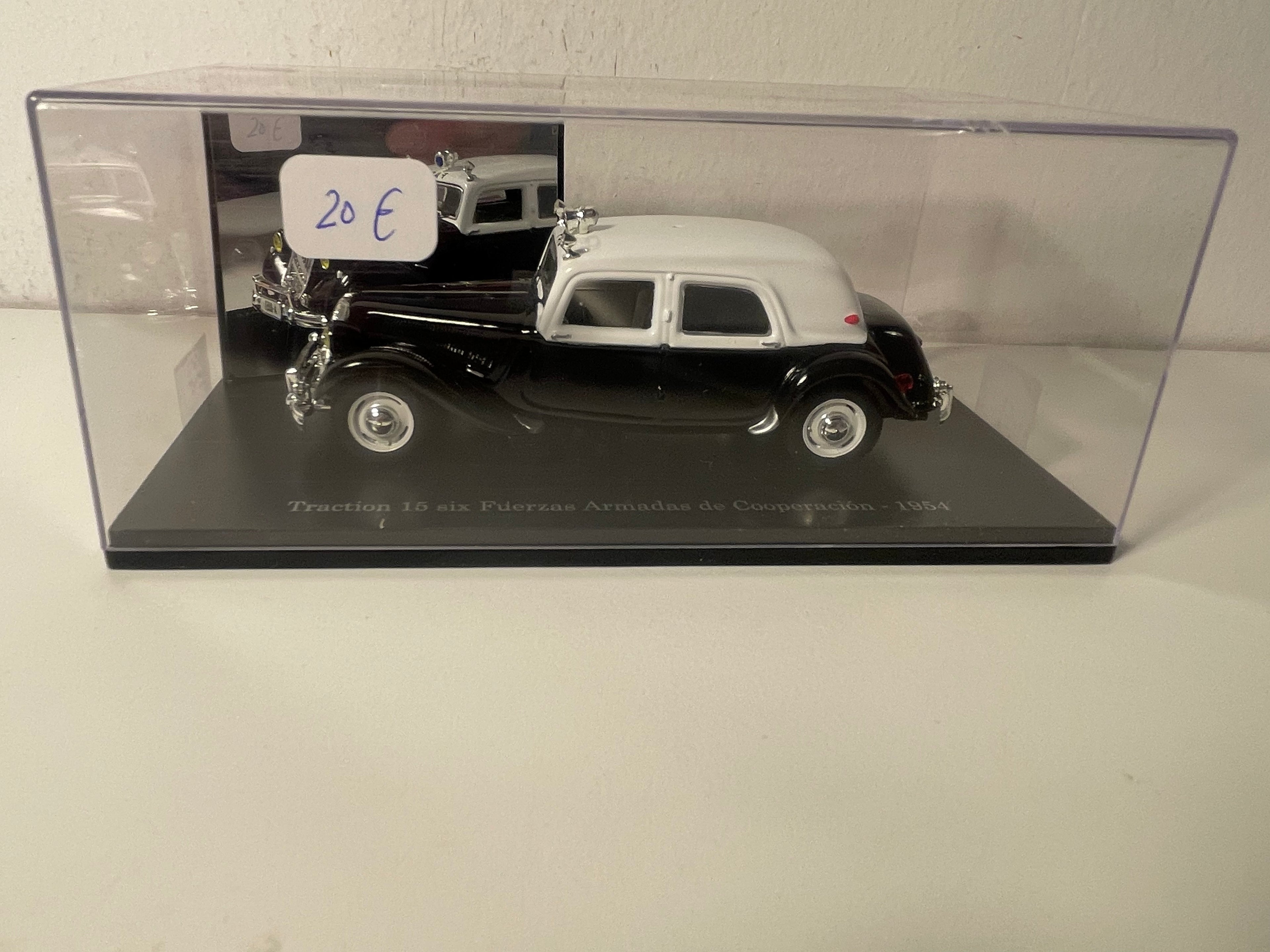Citroën Traction 15 six Fuerzas Armadas de Coopéracion noire et blanche de 1954 (boite plexi)