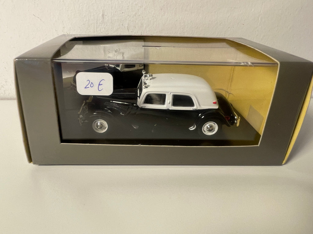 Citroën Traction 15 six Fuerzas Armadas de Coopéracion noire et blanche de 1954 (boite plexi)