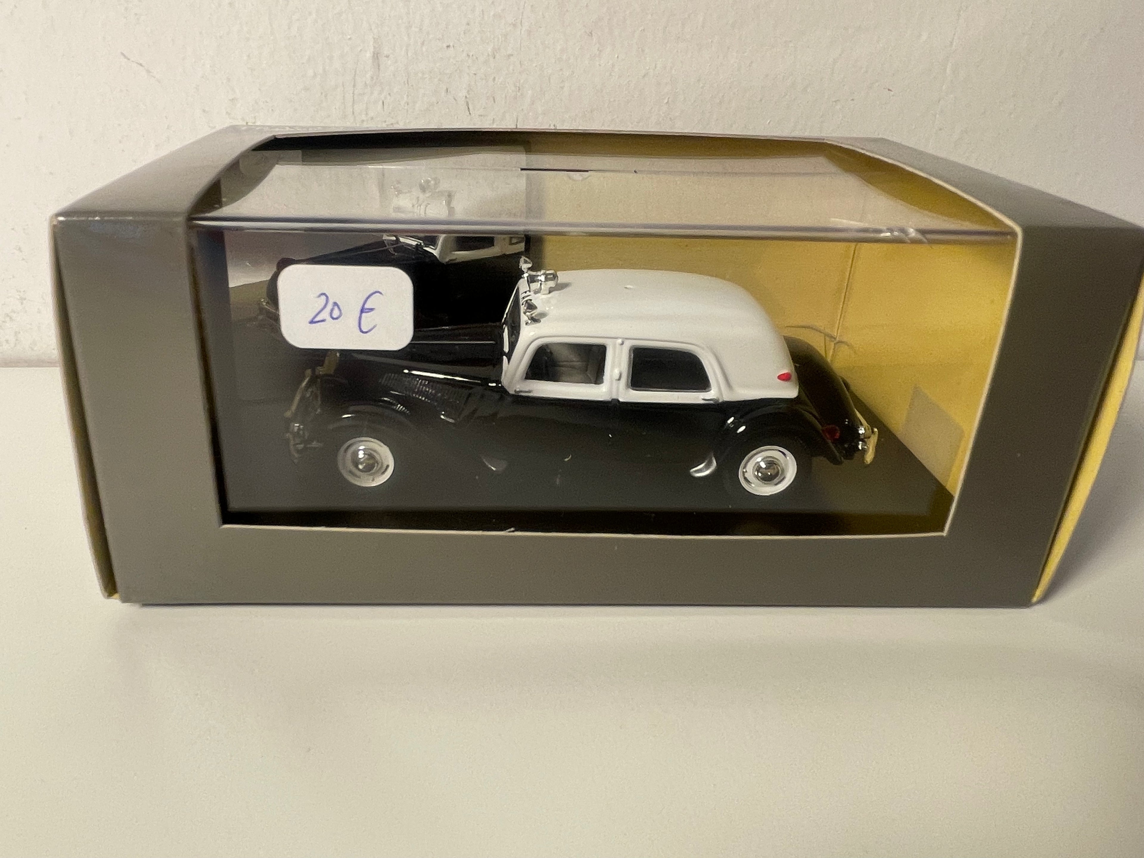 Citroën Traction 15 six Fuerzas Armadas de Coopéracion noire et blanche de 1954 (boite plexi)