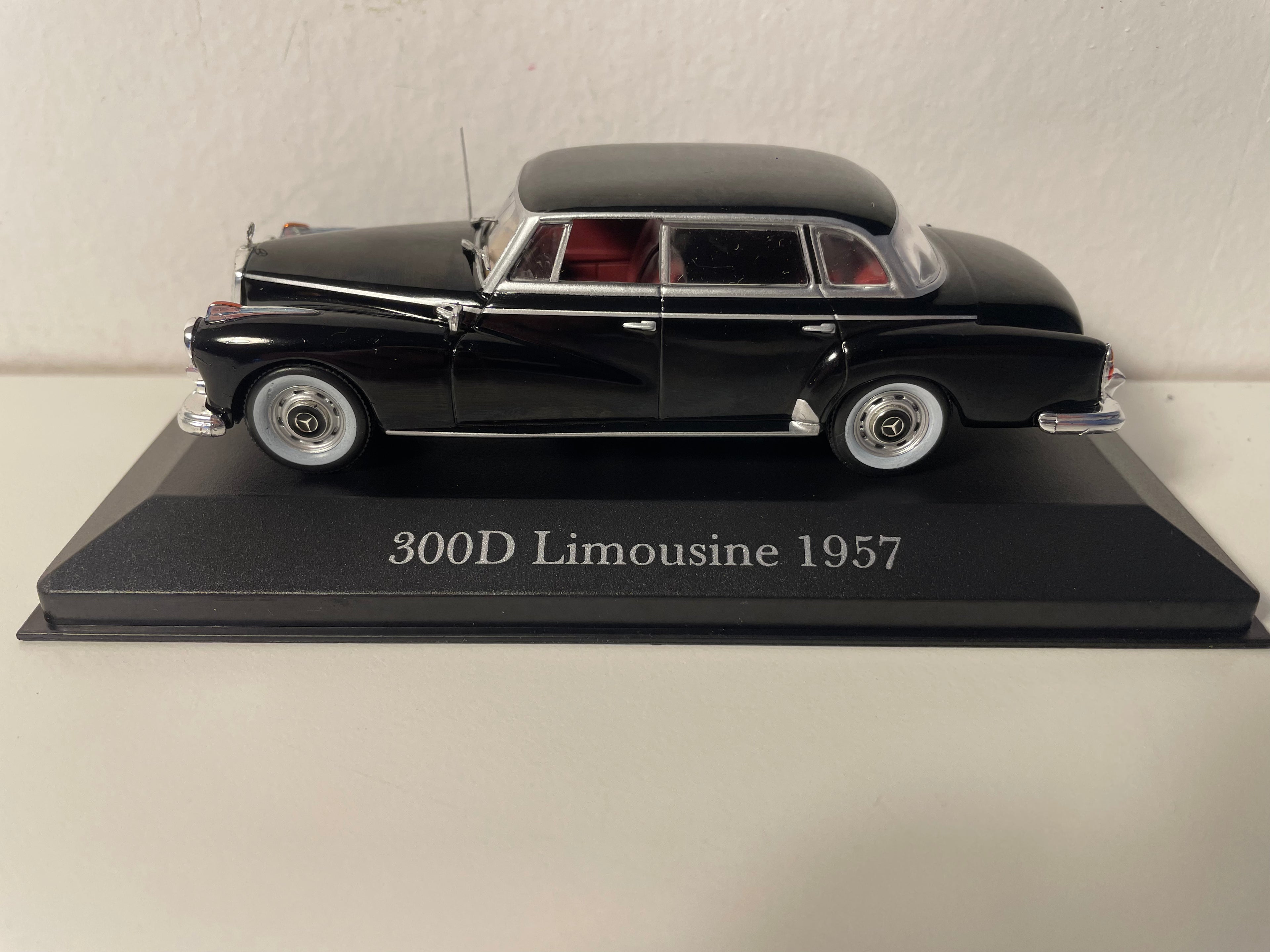 Czarna limuzyna Mercedes 300D z 1957 roku