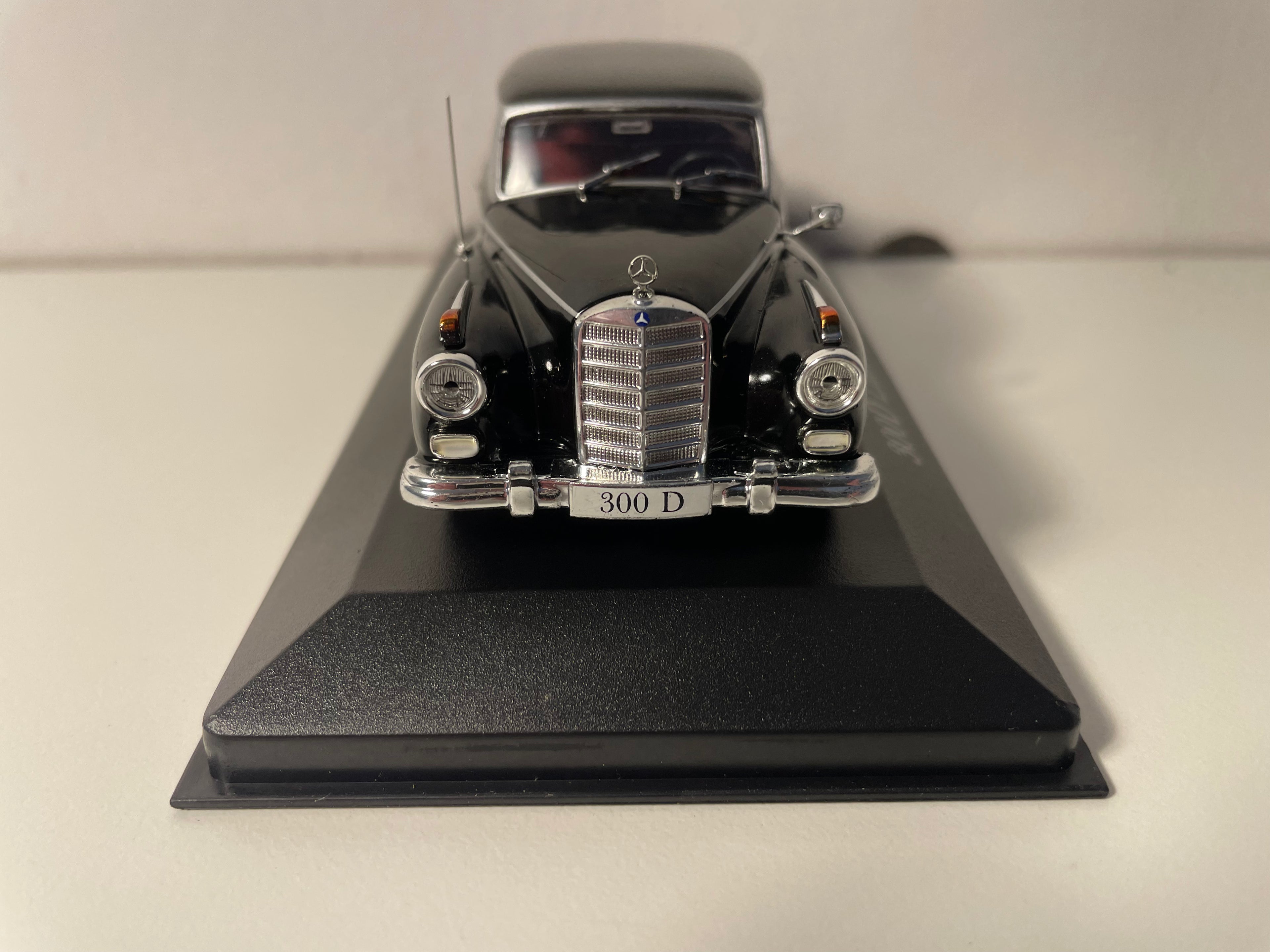 Czarna limuzyna Mercedes 300D z 1957 roku