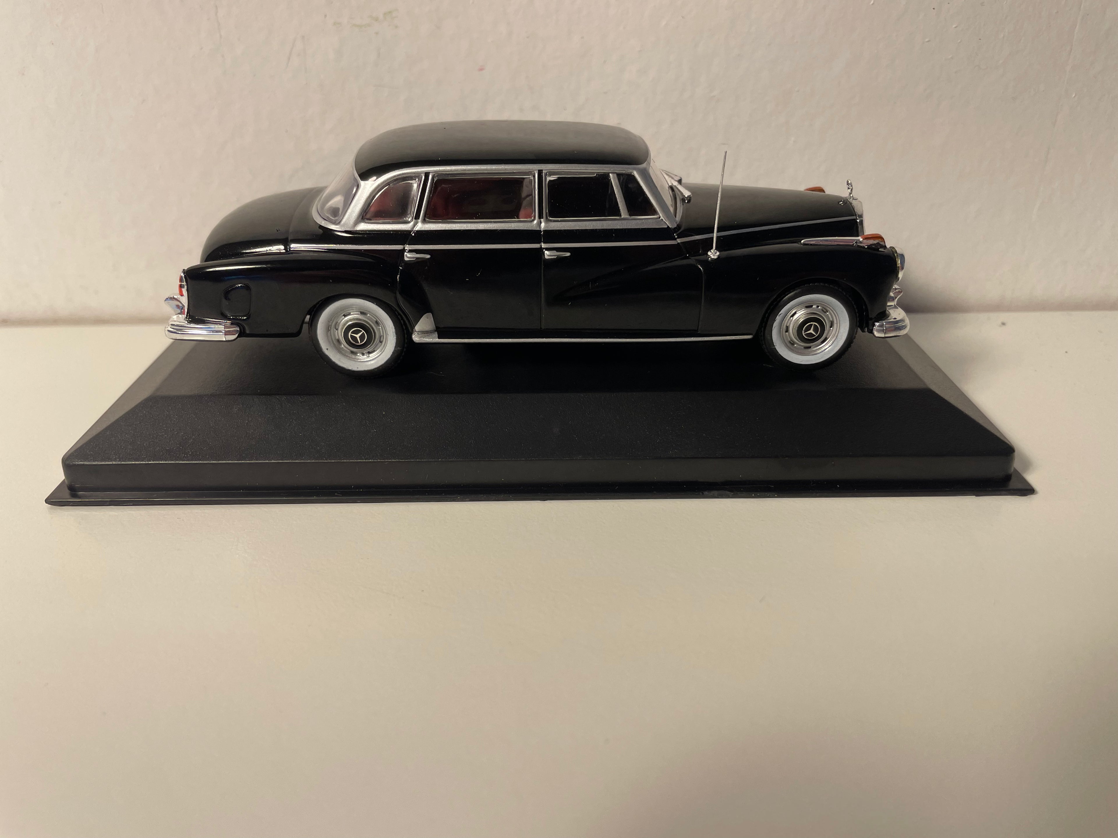 Czarna limuzyna Mercedes 300D z 1957 roku