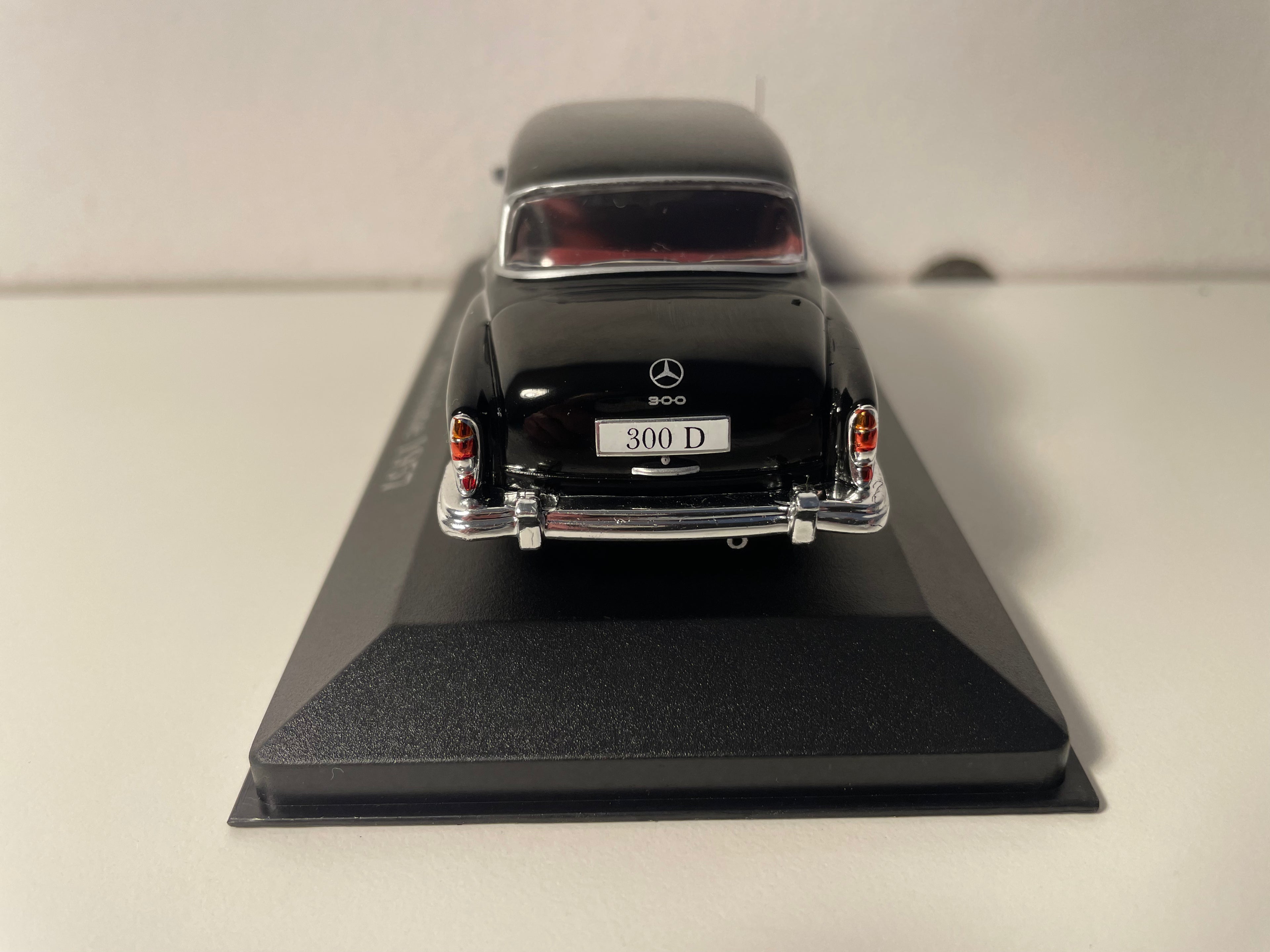 Czarna limuzyna Mercedes 300D z 1957 roku