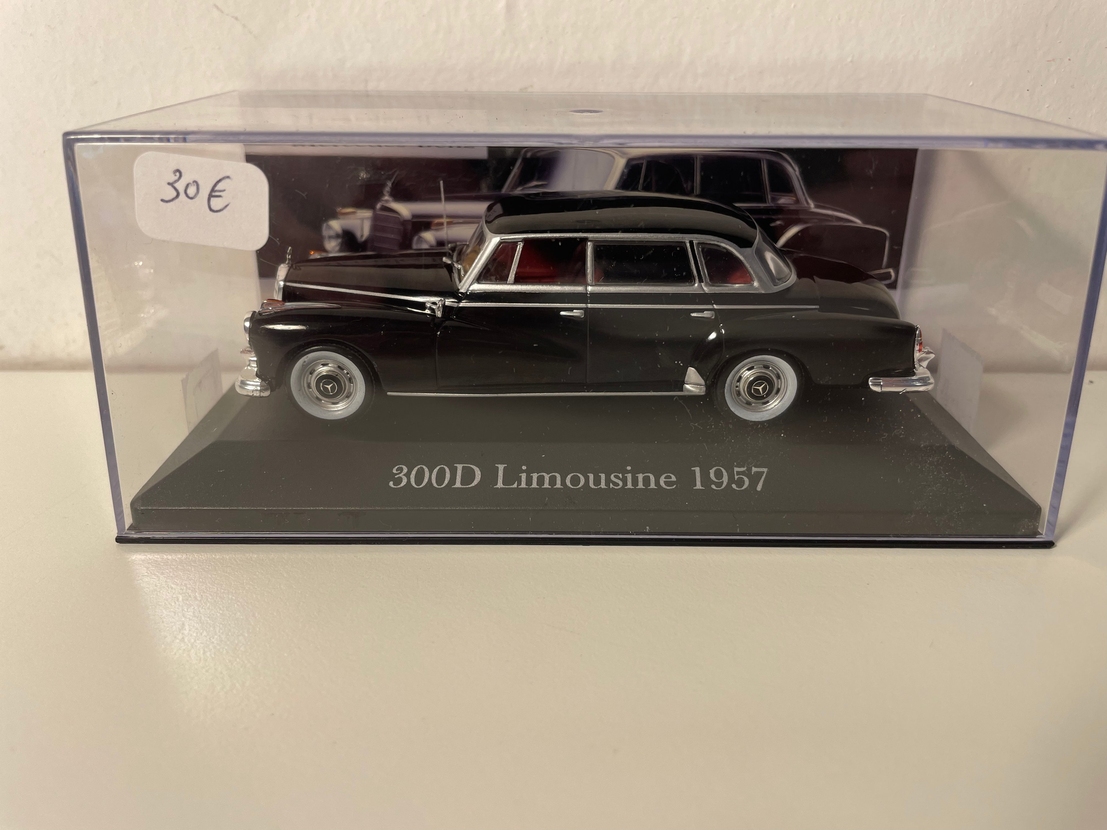 Czarna limuzyna Mercedes 300D z 1957 roku