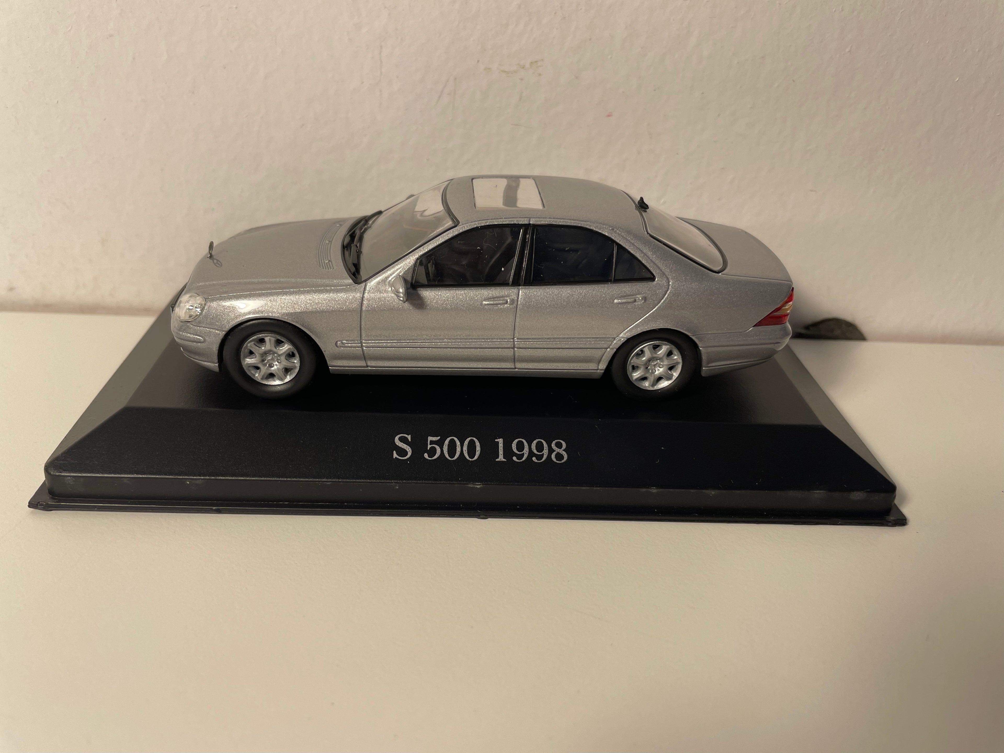 Szary Mercedes S 500 z 1998 roku