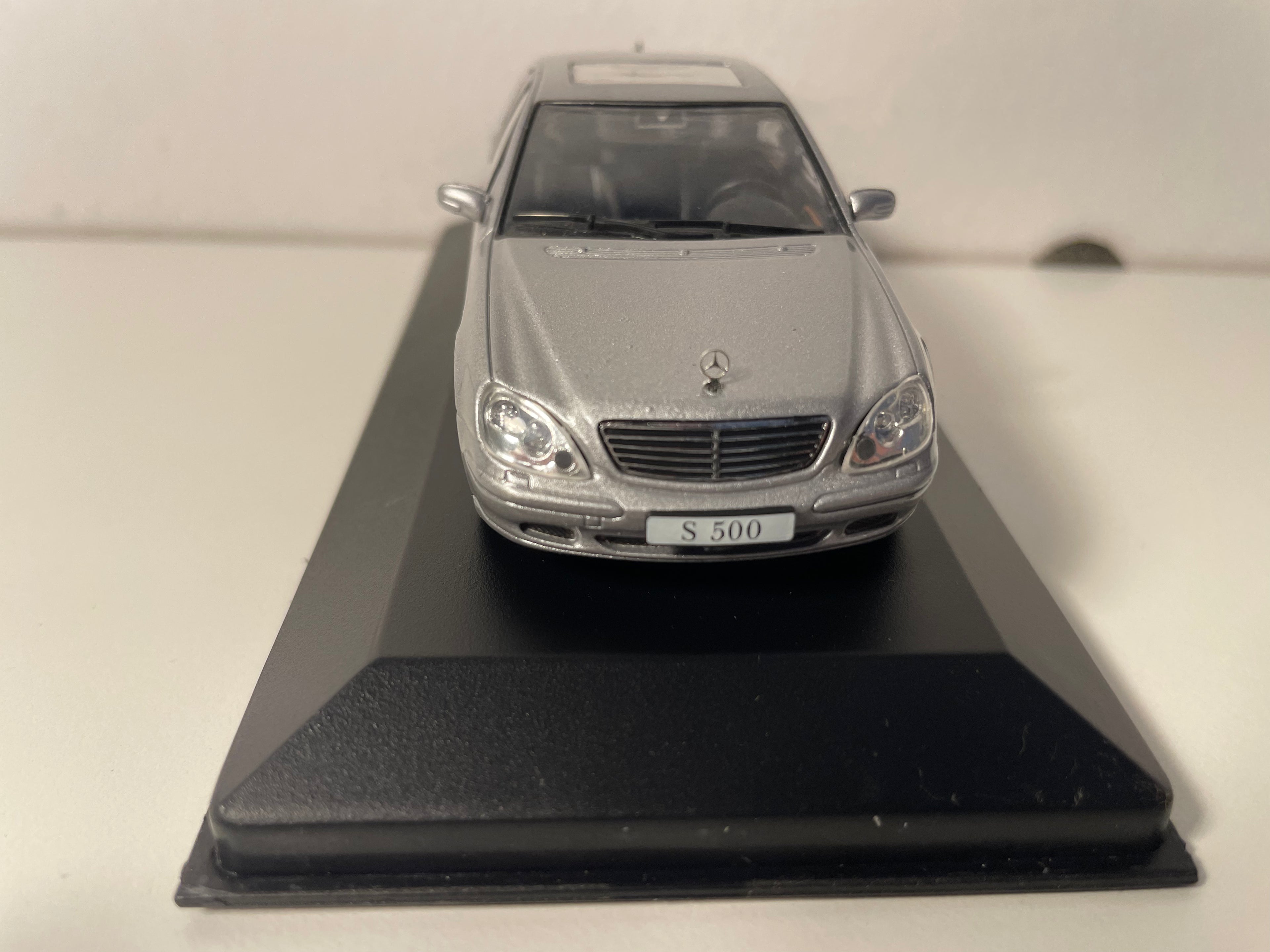 Szary Mercedes S 500 z 1998 roku