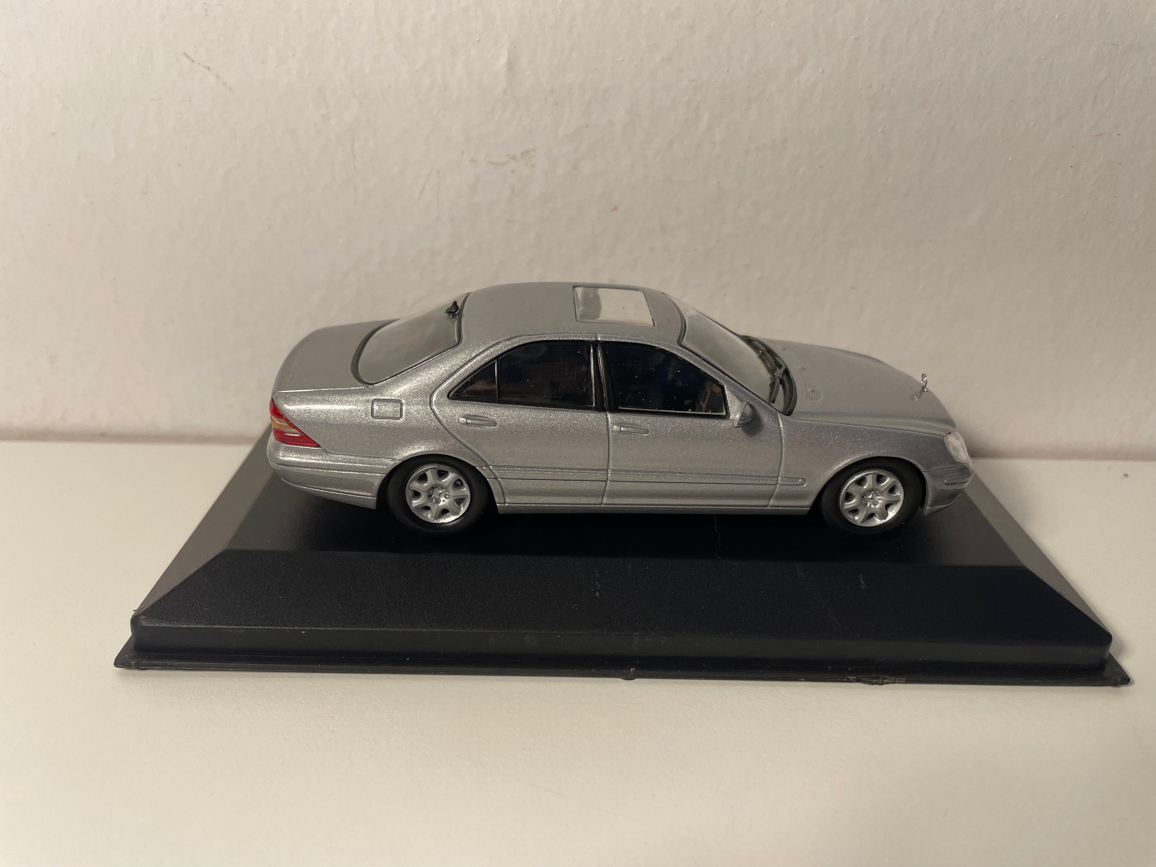 Szary Mercedes S 500 z 1998 roku