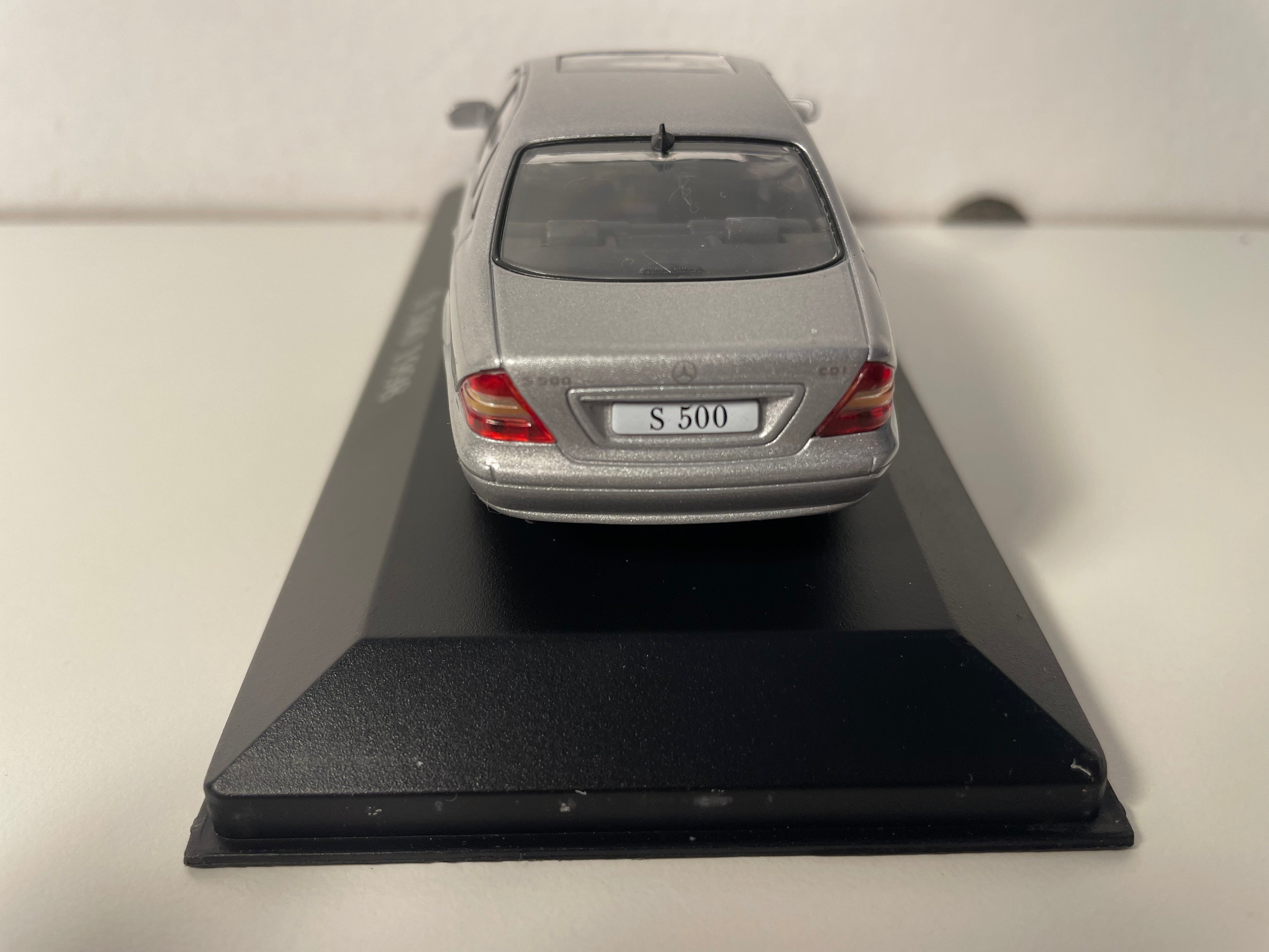 Szary Mercedes S 500 z 1998 roku